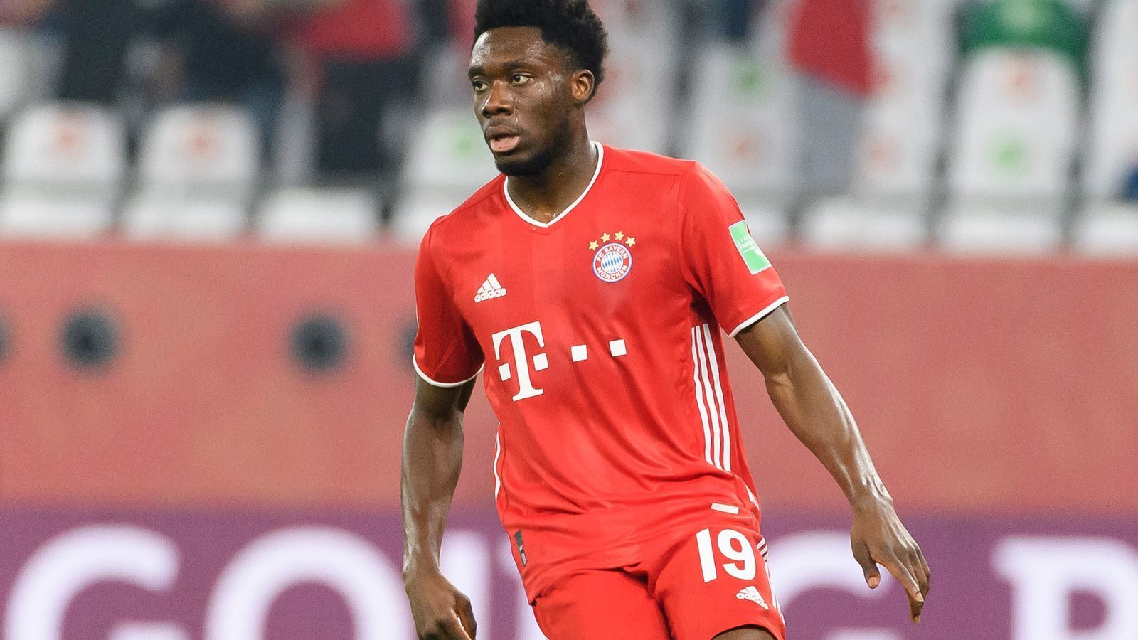 
                <strong>Alphonso Davies</strong><br>
                Lange Zeit der beste Mann auf dem Platz auf Seite der Bayern. Eigentlich als Linksverteidiger in der Viererkette aufgestellt, schaltet sich aber bei nahezu jedem Angriff nach vorne ein. Mit seiner Geschwindigkeit und seinem Zug zum Tor ist er oft nur durch Fouls zu stoppen. Tankt sich auf links immer wieder bis in den Strafraum durch. Sucht auch selbst den Abschluss (23.). Vergibt in der 24. Minute allerdings die bis dato größte Chance der Bayern, als er von der eigenen Grundlinie aus mit Gnabry nach vorne stürmt, sich dann aber entscheidet, im 16er noch einmal abzulegen, wodurch die Chance versiegt. In den Zweikämpfen offensiv wie defensiv aggressiv. Nimmt nach der Führung etwas Gas raus, was seine Leistung aber nicht schmälern soll. ran-Note: 1
              