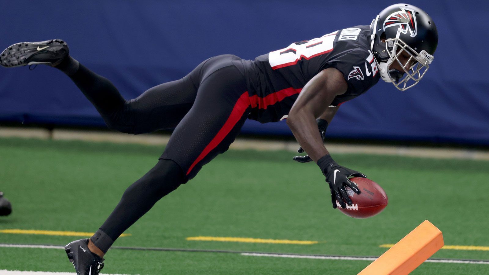 
                <strong>Wide Receiver: Calvin Ridley (22 Punkte)</strong><br>
                Obwohl die Atlanta Falcons gegen die Dallas Cowboys einen 20-Punkte-Vorsprung aus der Hand gaben, dürfte zumindest Wide Receiver Calvin Ridley für etwas Freude gesorgt haben. Mit 109 Yards und zwei Touchdowns hatte der Wideout eines der produktivsten Spiele seiner noch jungen Karriere und erzielte beeindruckende 22 Punkte. Im Schnitt kommt der 25-Jährige sogar auf 23,5 Zähler pro Spiel 2020.
              