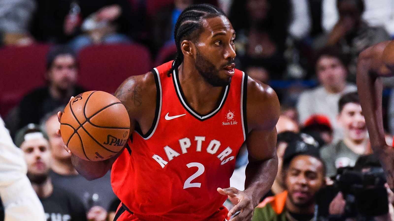 
                <strong>2. Platz im Osten: Toronto Raptors</strong><br>
                Bei den Raptors stellt sich die Frage, wie das Team mit dem großen Offseason-Knall umgeht. Das Front-Office antwortete auf die herbe Playoff-Niederlage gegen LeBrons Cavaliers und tradete Franchise-Player DeMar DeRozan zu den San Antonio Spurs, um sich die Dienste vom langzeitverletzten Superstar Kawhi Leonard zu sichern. Sollte Leonard einschlagen, könnte es zu einem erbitterten Zweikampf mit den Celtics an der Spitze des Ostens kommen. 
              