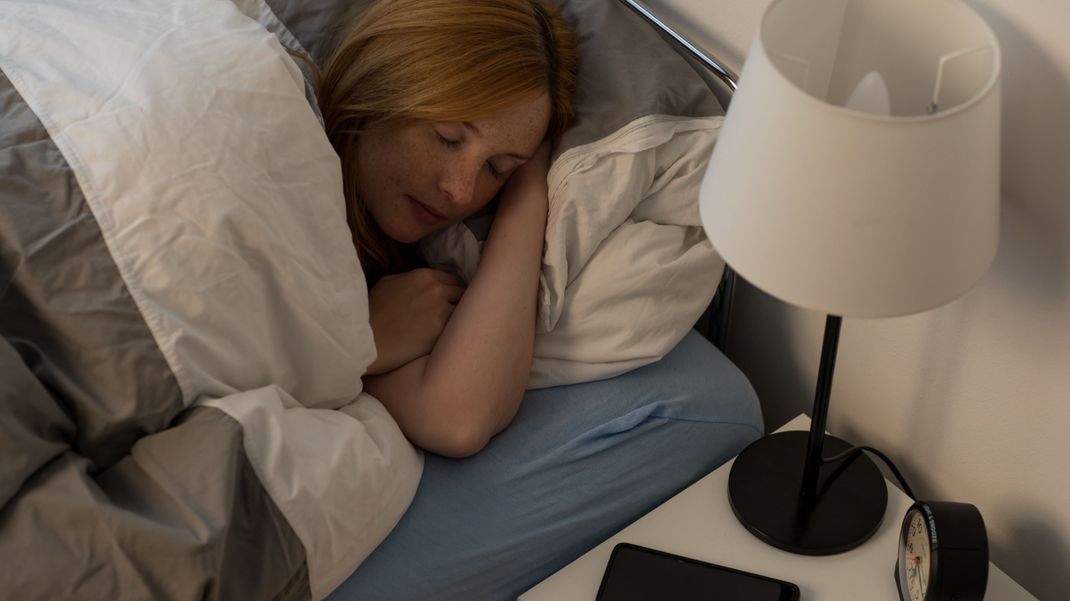 Mit White Noise kann das Einschlafen besser funktionieren – und der Schlaf erholsamer werden.