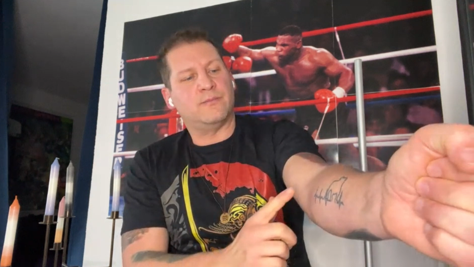 "Leben leicht gemachr"-Coach Ramin Abtin zeigt seine Tattoos.
