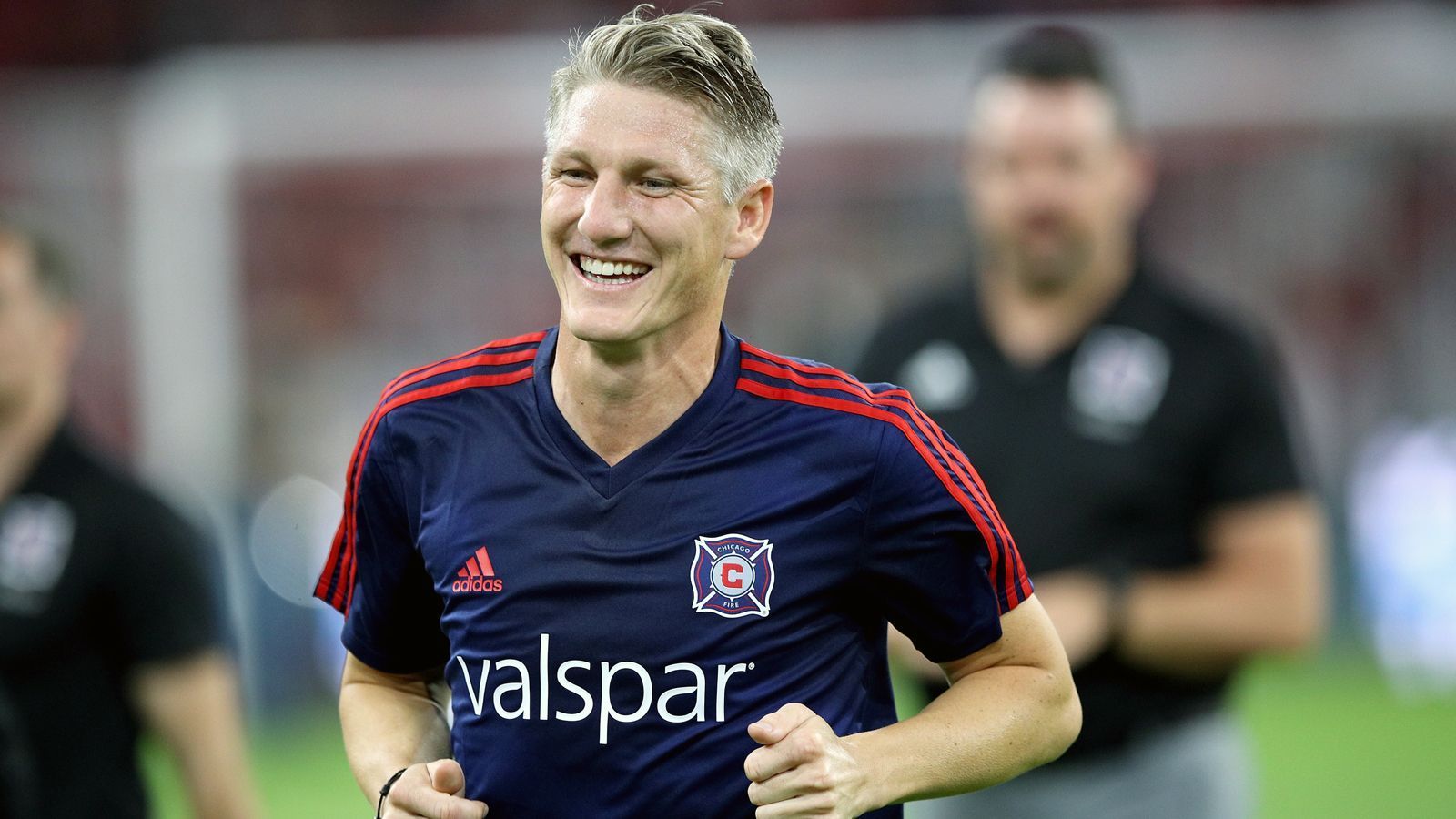 
                <strong>Bastian Schweinsteiger</strong><br>
                Von 2017 bis Anfang 2020 schnürte der deutsche Weltmeister Bastian Schweinsteiger seine Schuhe in der MLS. Von Manchester United kommend, bestritt der heute 35-Jährige 92 Spiele für MLS-Klub Chicago Fire (acht Tore). Früher spielte Weltmeister Schweinsteiger bei seinen Ex-Klubs Bayern München und auch Manchester United stets um Titel, doch in Chicago war es mit dem großen Fußball vorbei. Mit dem MLS-Klub schaffte es Schweinsteiger nur ein Mal in die Playoffs. Zumindest finanziell dürfte sich das MLS-Abenteuer für den Mittelfeldspieler, der sein Karriere mittlerweile beendet hat, gelohnt haben. 2019 kassierte er immerhin 5,6 Millionen US-Dollar und war damit unter den Topverdienern der Liga auf Platz 5. 
              