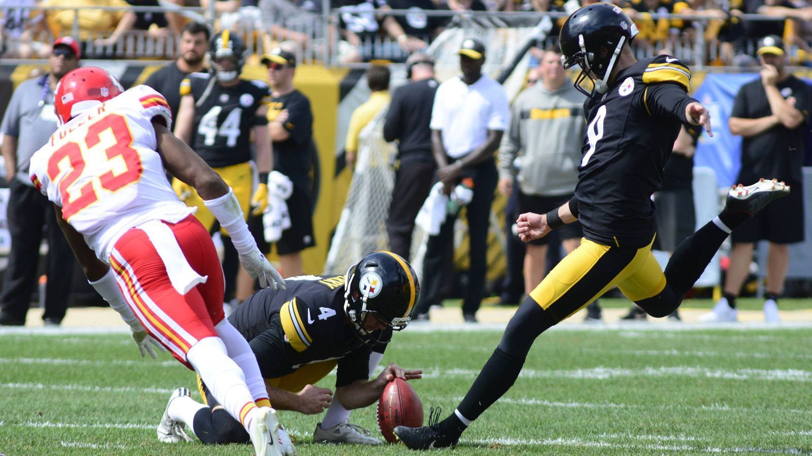 
                <strong>Chris Boswell</strong><br>
                Steelers-Kicker Chris Boswell erwischte ebenfalls einen gebrauchten Tag. Er verwandelte bei einem Field-Goal-Versuch aus 49 Yards sowie bei einem Extra-Punkt nicht. Am Ende verloren die Pittsburgh Steelers gegen die Kansas City Chiefs 37:42.
              