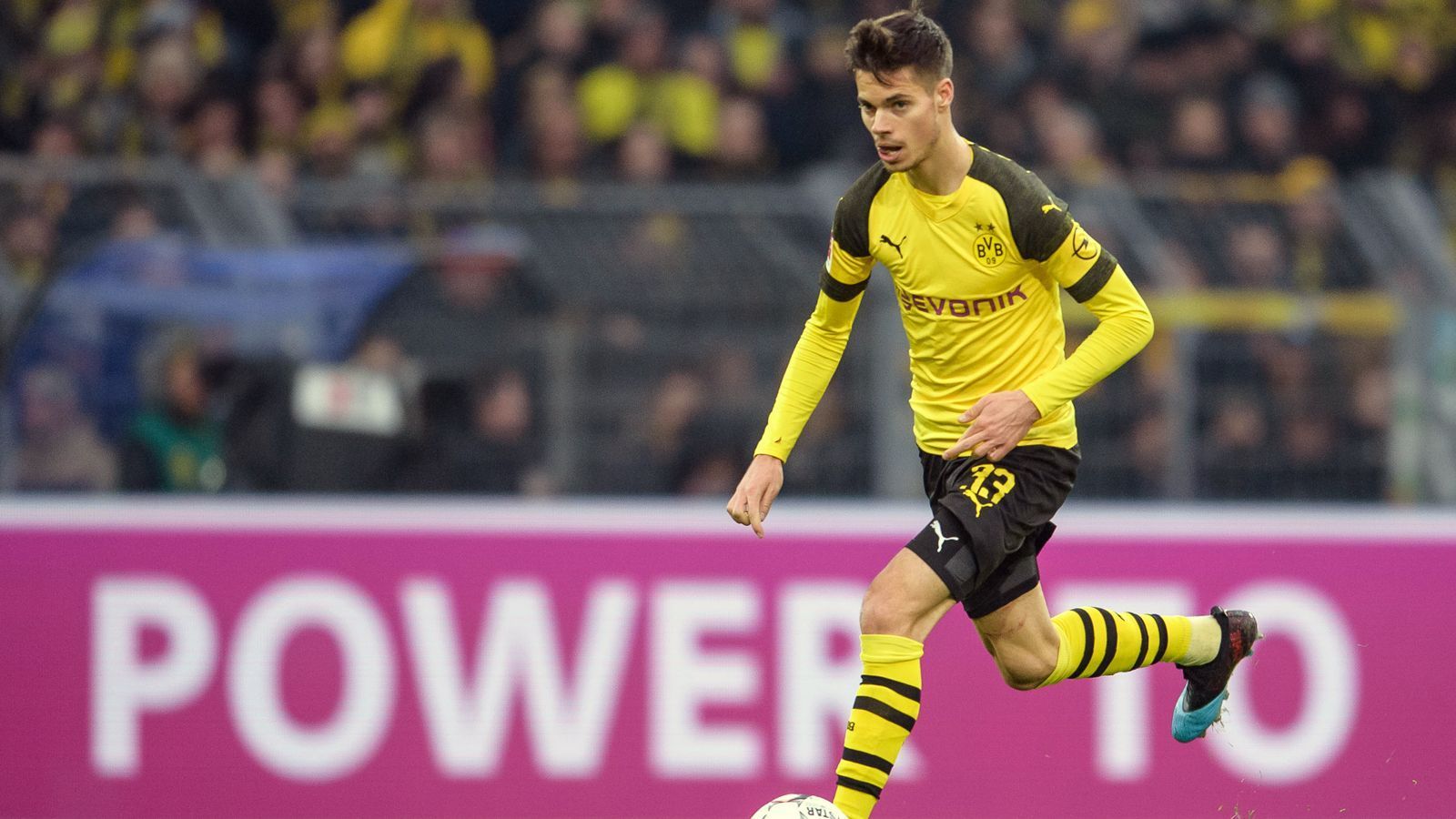 
                <strong>Julian Weigl (Borussia Dortmund)</strong><br>
                Verursacht den strittigen Handelfmeter, der zum 1:1 führt (18.). Im Aufbauspiel nicht immer sattelfest. Rückt nach dem Platzverweis für Reus ins Zentrum der neuformierten Dreierkette. Beim 4:2 durch Embolo zu weit weg vom Gegenspieler. ran-Note: 5
              