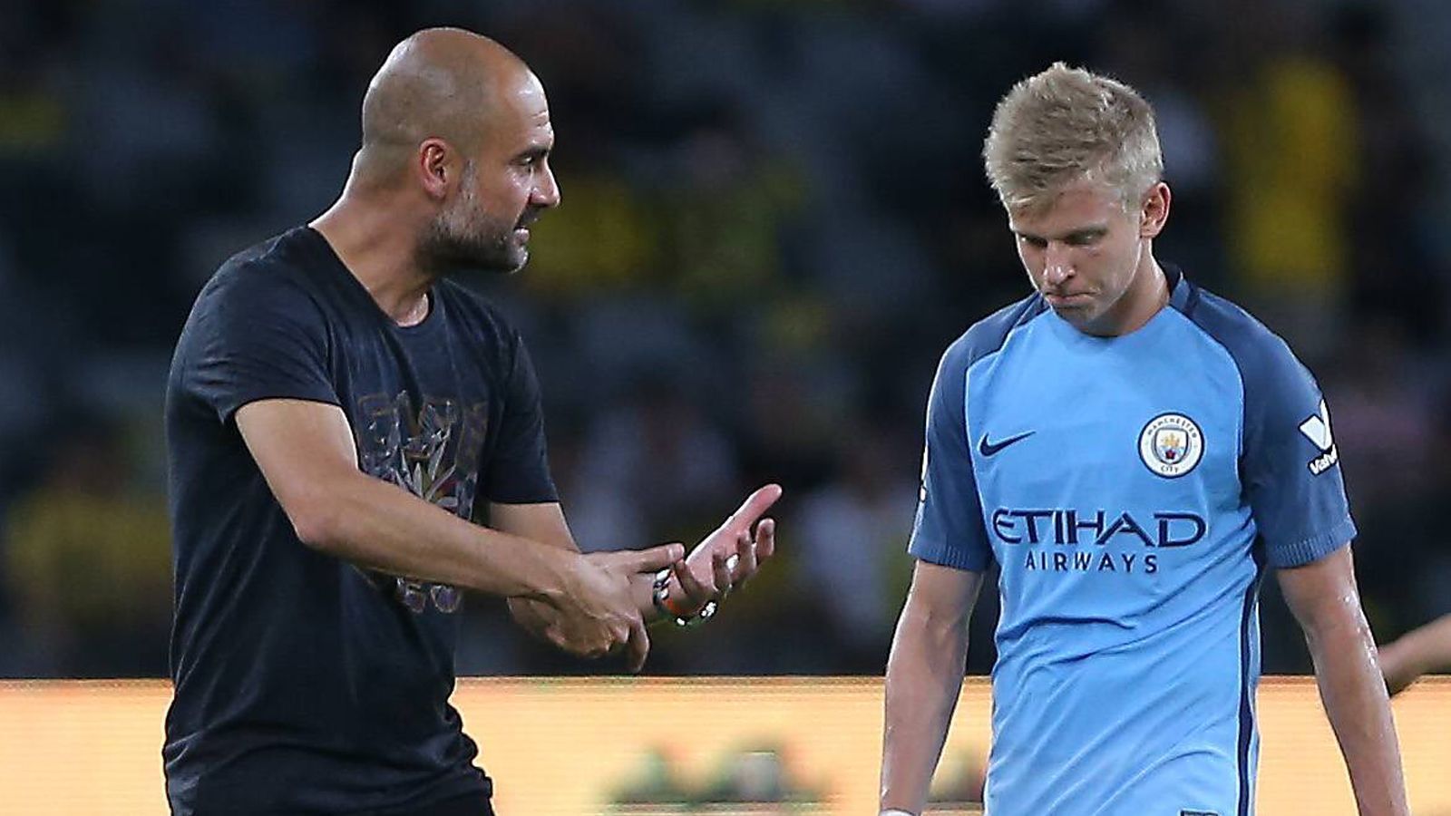 
                <strong>2016 von Manchester City verpflichtet </strong><br>
                Manchester City blieben die starken Leistungen des Ukrainers nicht verborgen. Für eine Ablöse von rund zwei Millionen Euro wurde Zinchenko verpflichtet, absolvierte unter Trainer Pep Guardiola (Foto) die Saisonvorbereitung, fand aber aufgrund der Sprachbarriere menschlich kaum Anschluss in der Kabine. "Man fühlt sich einfach wohler, wenn man mit seinen Teamkameraden sprechen, Witze machen kann. Wenn man nur still dasitzt, ist es sehr schwierig", sagte er.  
              