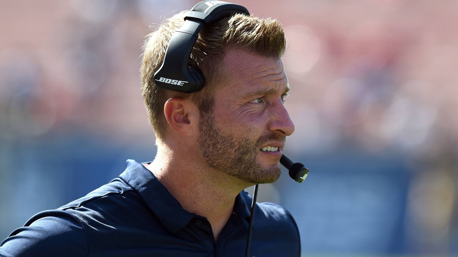 
                <strong>Sean McVay (Rams Head Coach war Assistant Wide Receiver Coach in Tampa)</strong><br>
                "Wenn ich mich daran erinnere, wie viel Arbeit er als Head Coach reingesteckt hat, ist das unglaublich. Jeden Tag. Diese Effizienz bei seiner Arbeit und in dem, in was er involviert war. In die Offense, aber gleichzeitig auch als Head Coach, dazu die Verantwortung für das Personal und so etwas. Das war unglaublich. Sein Pensum ging über normale Vorbereitung hinaus. Ich war überrascht, dass er so lange weg war, aber er hat sich so akribisch vorbereitet (auf seinen Job bei ESPN, Anm.d.Red.), dass er kein bisschen verpasst hat. Vielleicht hat er kein Team gecoacht, aber du kannst deinen Arsch darauf verwetten, dass er besser geworden ist."
              