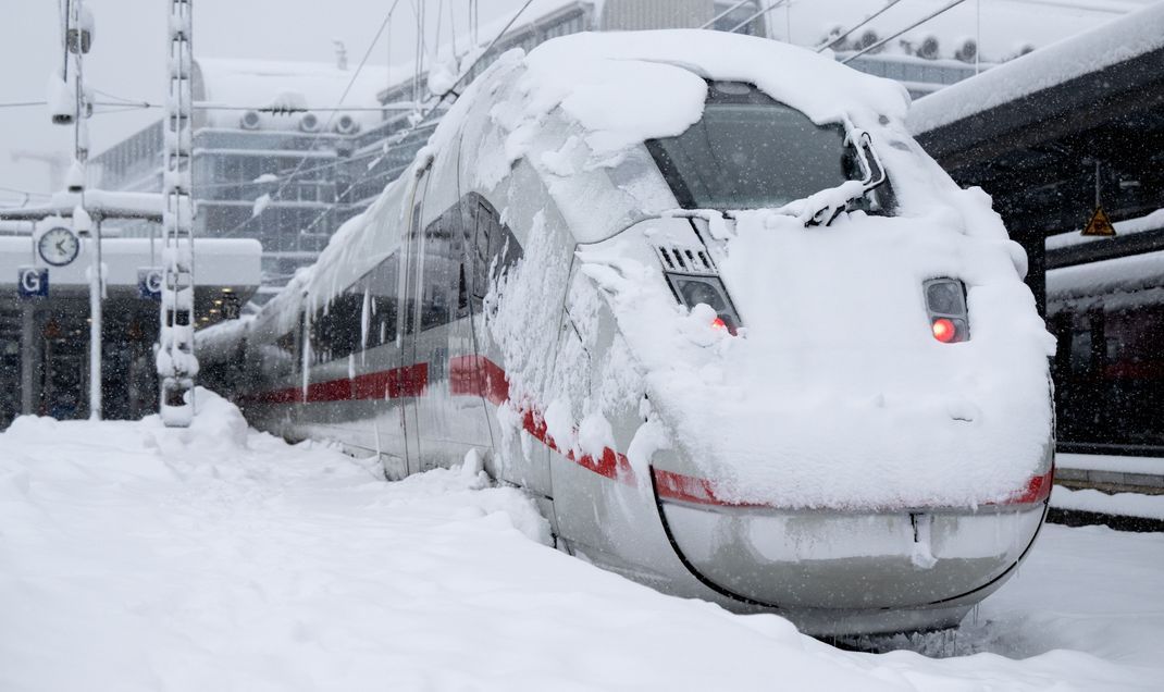 Der massive Wintereinbruch vom Wochenende hat in Bayern sogar am Montag noch große Auswirkungen auf den Bahn- und Straßenverkehr.