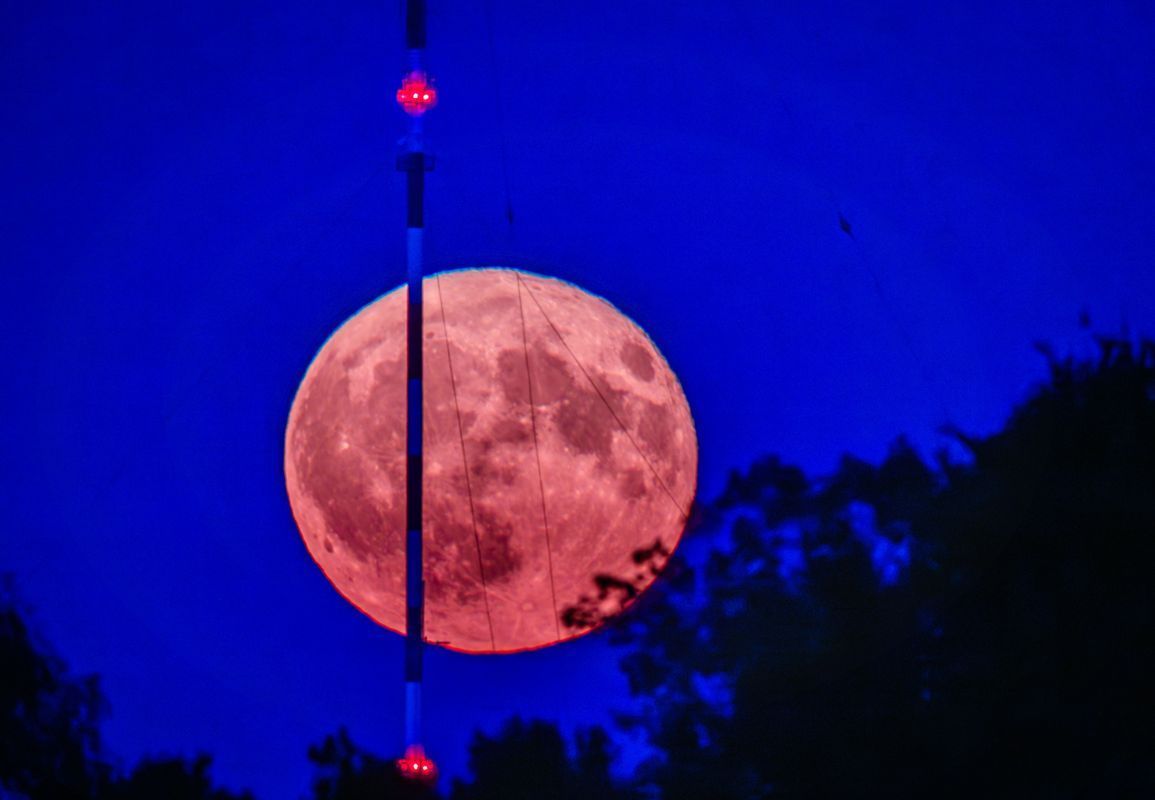 In Schwerin (Mecklenburg-Vorpommern) schob sich der Erdbeermond hinter die Antenne des Fernsehturms und löste diesen zumindest vorübergehend als Leuchtsignal ab.