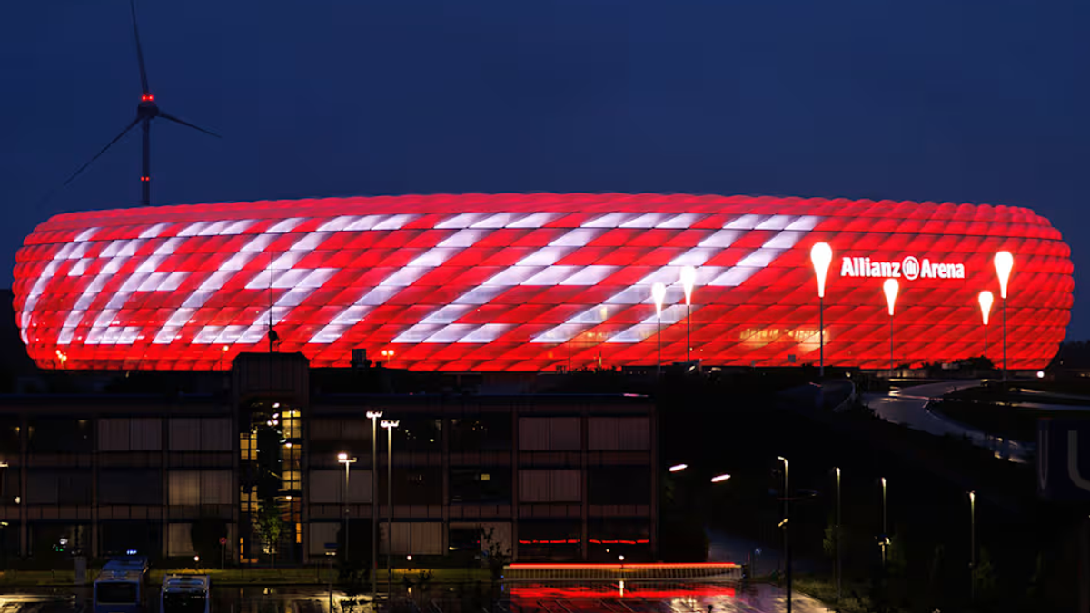 FC Bayern: Allianz Arena leuchtet mit Schriftzug "Meister"