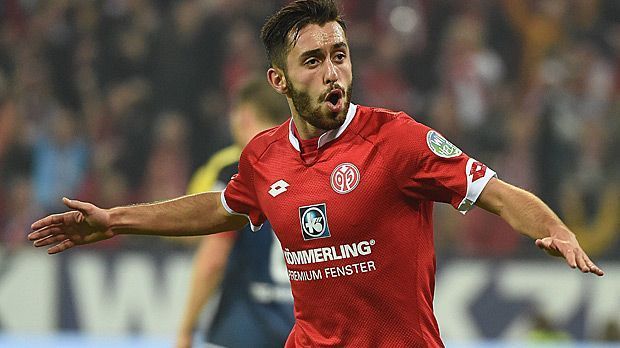 
                <strong>Yunus Malli (1. FSV Mainz 05)</strong><br>
                Yunus Malli trifft und trifft - in acht Bundesliga-Spielen schon sechs Mal. Saison-übergreifend ist der Mainzer 2015 der torgefährlichste Mittelfeldspieler der Liga. Ob Jogi Löw bald durchklingelt? Malli kann auch für die Türkei auflaufen und sagte der "Sport Bild": "Ich weiß, dass es die Option gibt.".
              