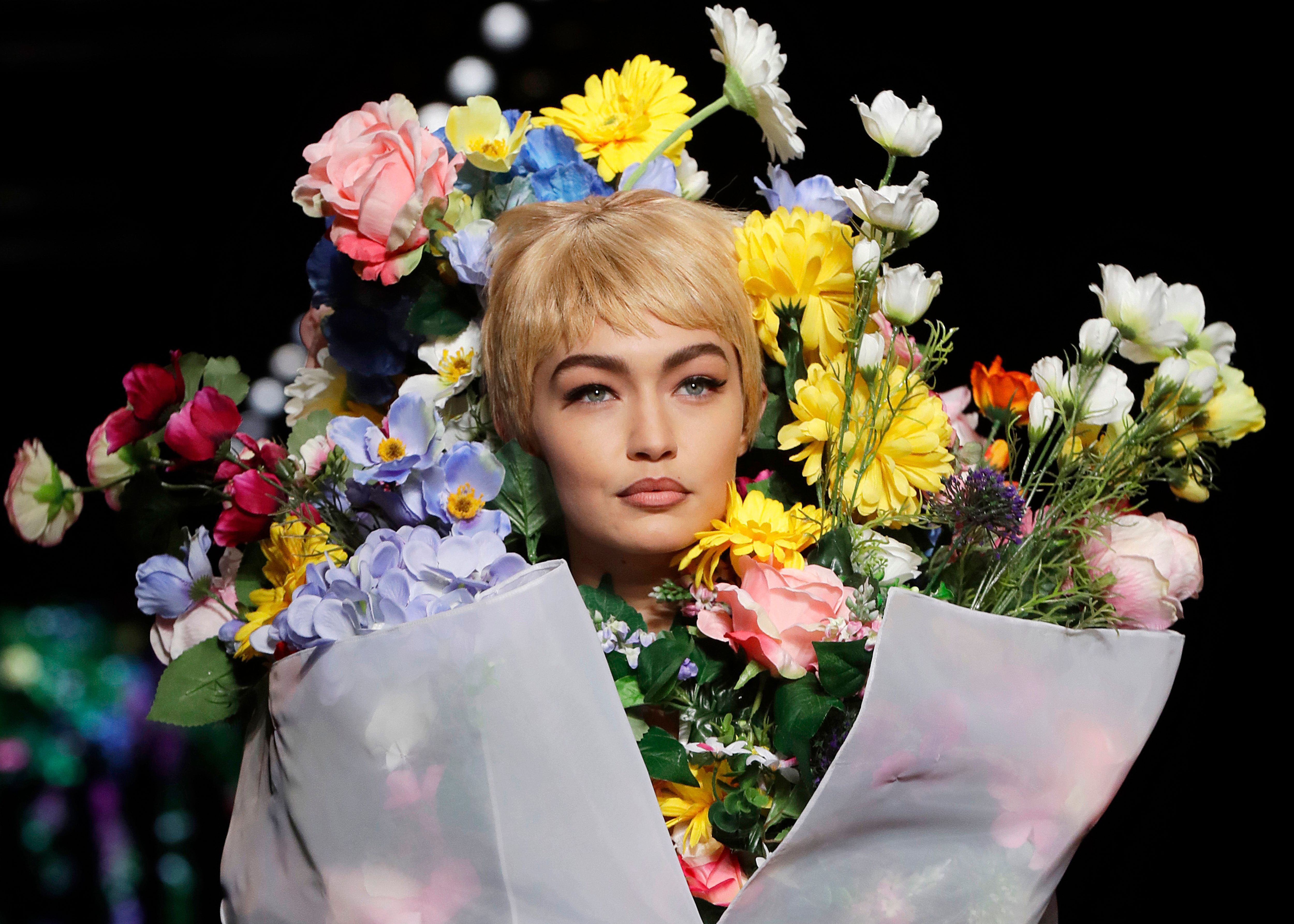 Gigi Hadid ging in Form eines Blumenstraußes über den Laufsteg. Ihr Outfit stammte aus der Moschino  Fall/Winter Kollketion von 2018/19.