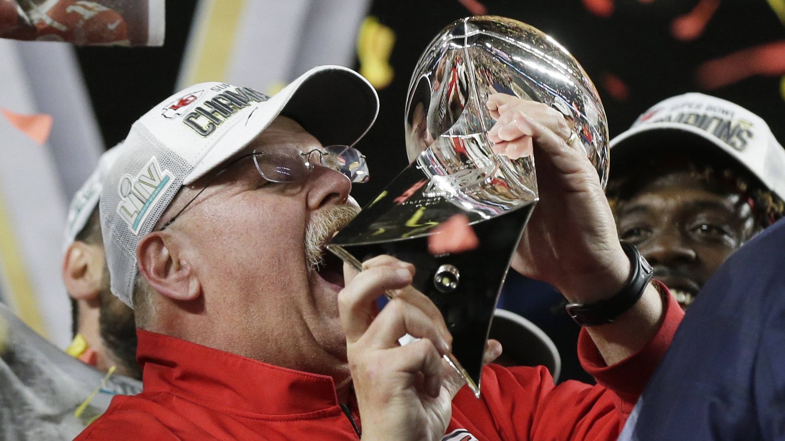 
                <strong>Gewinner: Andy Reid </strong><br>
                Endlich! Endlich streckte Andy Reid die Super-Bowl-Trophy in den Nachthimmel. Der Head Coach der Kansas City Chiefs feierte in seinem 21. Jahr als Hauptübungsleiters eines NFL-Teams den Super-Bowl-Sieg und krönte damit den atemberaubenden Playoff-Lauf seines Teams.
              