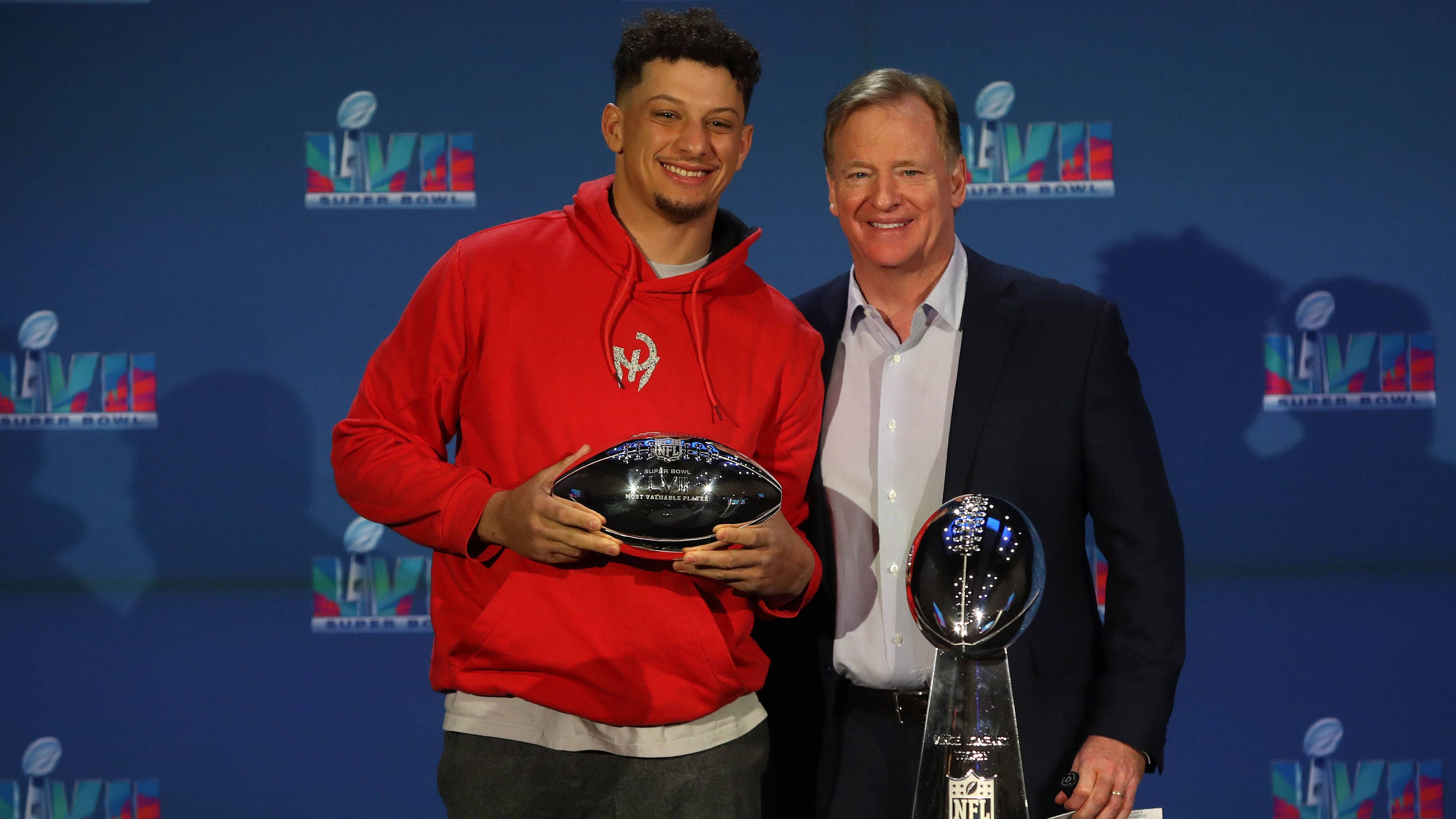 <strong>Patrick Mahomes (Kansas City Chiefs)</strong><br>Das jüngste Mitglied des Klubs mit mehreren MVP-Auszeichnungen wurde erst im vergangenen Jahr aufgenommen. Patrick Mahomes von den Kansas City Chiefs wurde sowohl in seinem ersten Jahr als Starter 2018 als auch in der vergangenen Spielzeit MVP.