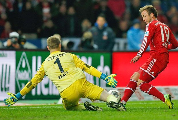 
                <strong>Bayerns Meister-Tag in Berlin</strong><br>
                Hertha kann froh sein, dass es zur Halbzeit nur 2:0 steht. Der FC Bayern lässt, wie hier Mario Götze, noch einige Hochkaräter liegen.
              