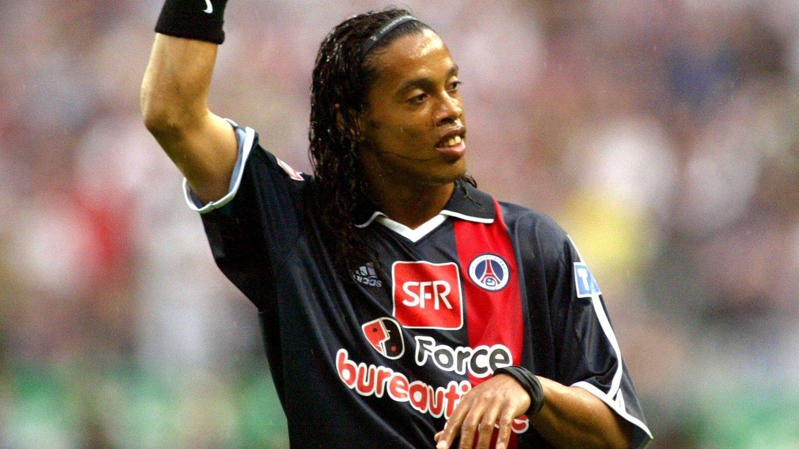 <strong>Ronaldinho (FC St. Mirren)</strong><br>
                Ronaldinho hing im März 2001 in einem Transferstreit zwischen Gremio Porto Alegre und Paris Saint-Germain fest. Beinahe wäre er dann zum FC St. Mirren nach Schottland gewechselt "Wir waren 24 bis 48 Stunden davon entfernt, den Deal abzuschließen", erinnert sich der damalige Klub-Manager Tom Hendrie.
