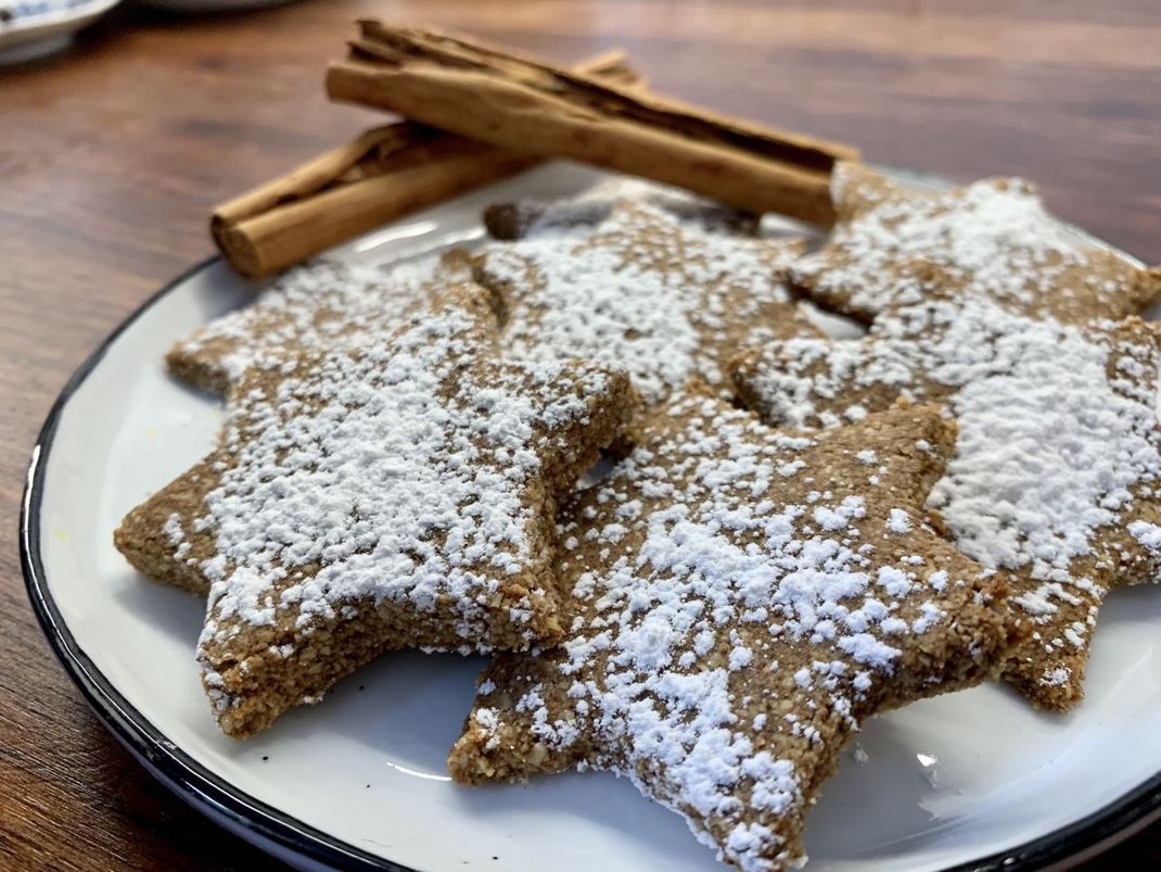 Bei veganen Zimtsternen gibt es zwar keine Eiweißmasse obendrauf, dafür kannst du aber Puderzucker verwenden.