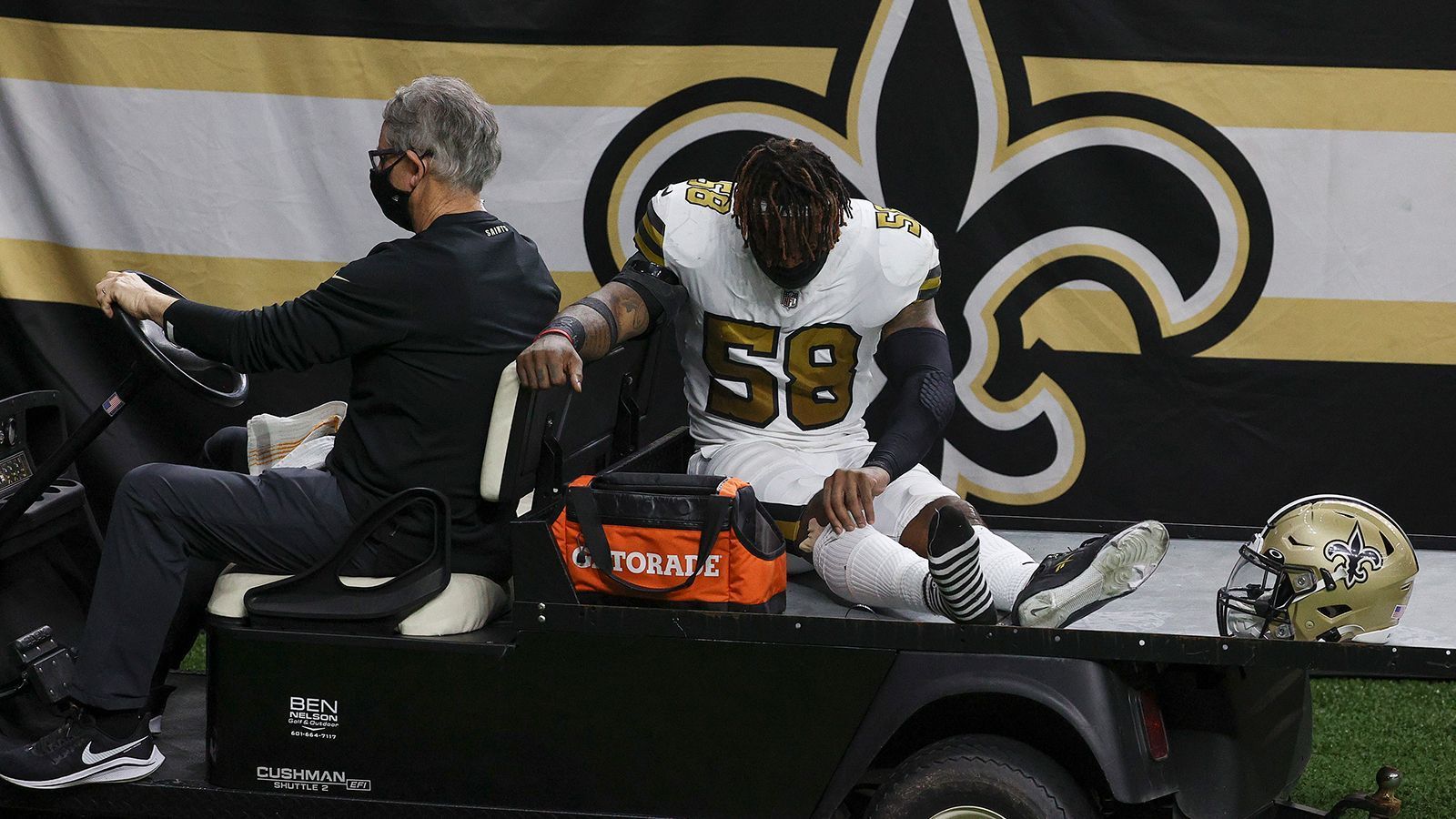 
                <strong>Unpopuläre Entscheidungen müssen getroffen werden</strong><br>
                Kwon Alexander ist vermutlich der komplizierteste, aber auch gewinnbringendste Name auf der Liste der Spieler, die die Saints in der Offseason opfern könnten. Der Linebacker verletzte sich in dieser Saison schwer an der Achillessehne und könnte in New Orleans über zehn Millionen Euro im Cap Space freimachen. Hinzukommen könnten aber Spieler des vorherigen Bildes, wie zum Beispiel Armstead, der zwar einen Dead Cap von über neun Millionen aufweist, die Saints würden allerdings trotzdem rund sieben Millionen im Cap Space freiräumen. Mit einem Cut von Center Nick Easton könnte New Orleans sechs Millionen einsparen. Es gibt Möglichkeiten, allerdings müssen gute Spieler auch ersetzt werden. Es ist und bleibt ein herausfordernder Sommer für die Saints.
              