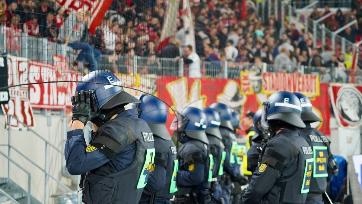 Polizeieinsätze im Fußball sorgen für hohe Kosten