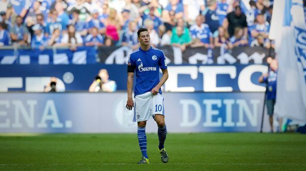 
                <strong>Julian Draxler (Paris St. Germain)</strong><br>
                Ging im Alter von acht Jahren zu S04 und durchlief das übliche Prozedere in der Knappenschmiede inklusive Fachabitur an der Gesamtschule Berger Feld im Schatten der Schalker Arena. Die irre PR-Aktion 2013, als S04 die Vertragsverlängerung auf zahlreichen LKW-Anhängern im Ruhrgebiet mit Draxlers Konterfei und der Aufschrift "Mit Stolz und Leidenschaft bis 2018" feierte, werden Klub und Spieler bis heute um die Ohren gehauen. Am schlimmsten war es nach Draxlers Flucht zum VfL Wolfsburg 2015. Dort wollte er den nächsten Schritt machen. Den macht er inzwischen in Paris, aber auch dort will es mit dem Durchbruch nicht so recht klappen.
              