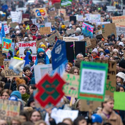 Zahlreiche Menschen mit Schildern und Transparenten nehmen an der Demonstration von Fridays for Future in Berlin teil. 