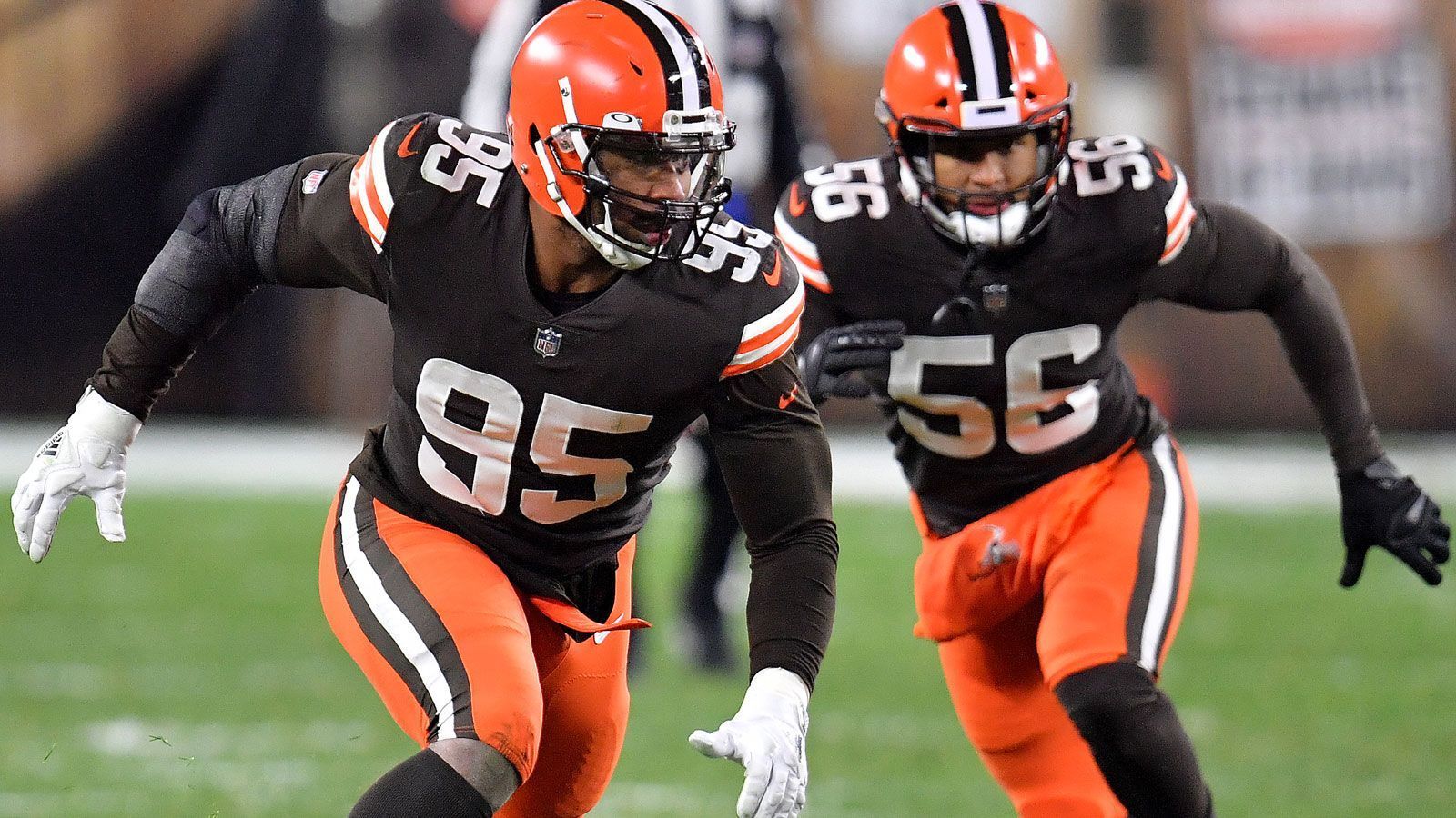 
                <strong>Cleveland Browns: Defense</strong><br>
                Anders in der Defense - nach zwei Jahren in Cleveland war Schluss für Defensive Tackle und Schlüsselspieler Sheldon Richardson, ein annähernd gleichwertiger Ersatz muss her. Im Pass Rush benötigt Miles Garrett dringend Unterstützung. Für die Secondary sicherte man sich schon die Dienste von Safety John Johnson, auf der Position des Cornerbacks fehlt es aber nach wie vor an Tiefe - auch dort sollte im Draft nachgelegt werden.
              
