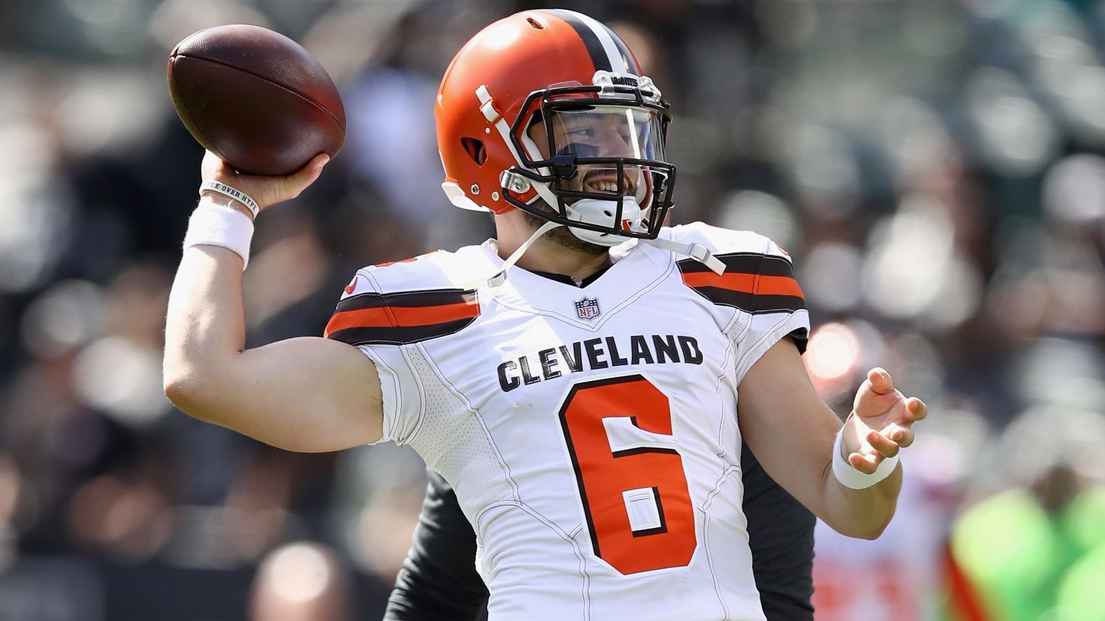 
                <strong>Baker Mayfield (Cleveland Browns)</strong><br>
                Quarterback Baker Mayfield wurde an erster Stelle von den Cleveland Browns gedraftet und musste sich in den ersten Wochen hinter Tyrod Taylor anstellen. In Woche drei kam er zu seinem Einsatz und führte die Browns dabei zum ersten Saisonsieg. Seitdem hat er den Starter-Job sicher und führt die Quarterback-Rookies in sämtlichen Statistik-Kategorien an. Mit 19 Touchdowns, 2.877 Yards und einer Passgenauigkeit von 64,4 Prozent ist er Sam Darnold, Josh Rosen und Co. um einiges voraus. 
              