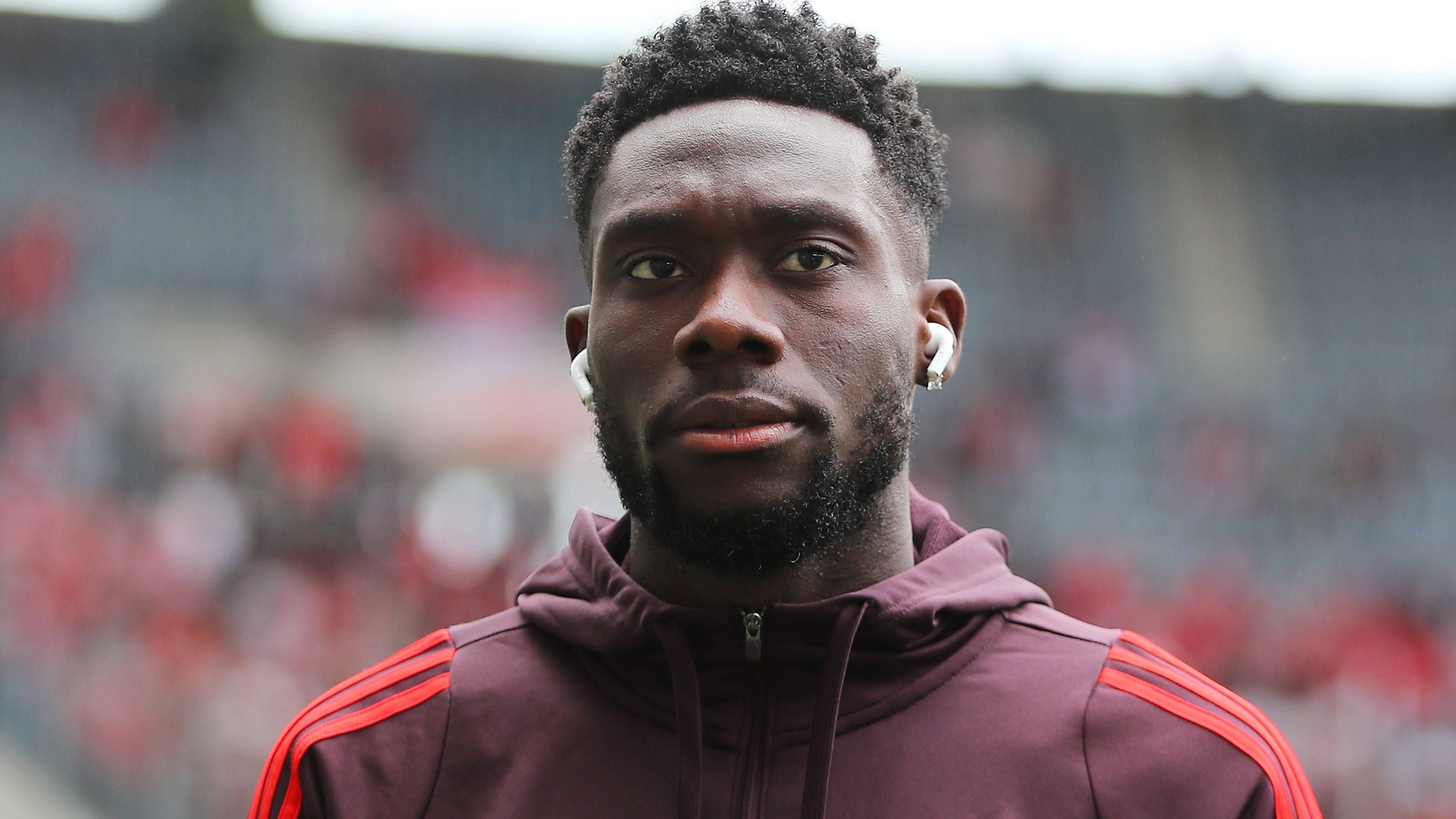 <strong>Alphonso Davies (FC Bayern München)</strong><br>Bleibt Alphonso Davies über 2025 hinaus beim FC Bayern? Diese Frage ist weiterhin offen, aber die Münchner haben laut "Sky" nun wohl eine Entscheidung getroffen, wie es kurzfristig weitergeht. Demnach geht der FCB mit dem Kanadier in die neue Saison, wodurch man aber riskiert, den Linksfuß in einem Jahr ablösefrei zu verlieren ...