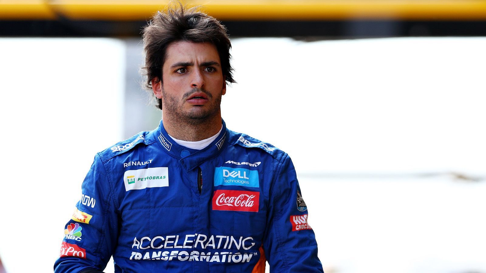 
                <strong>Platz 8: Carlos Sainz (McLaren)</strong><br>
                Bei McLaren geht die Entwicklung momentan ganz klar in die richtige Richtung. Gleiches gilt für Fahrer Carlos Sainz. Nach zwei Ausfällen zu Beginn der Saison, gab es sowohl in Monaco als auch in Frankreich für ihn mit Platz sechs Grund zu feiern. Der Spanier musste zwar in den Rennen jeweils schnell zur Spitzengruppe abreißen lassen, zeigte dahinter aber absolut solide Leistungen und konnte das Potential, das momentan im McLaren steckt, auch aus dem Auto rausholen. Mit Platz sieben in der WM-Wertung reist er mit dem Titel "Best of the Rest" hinter den großen drei Teams nach Österreich.
              