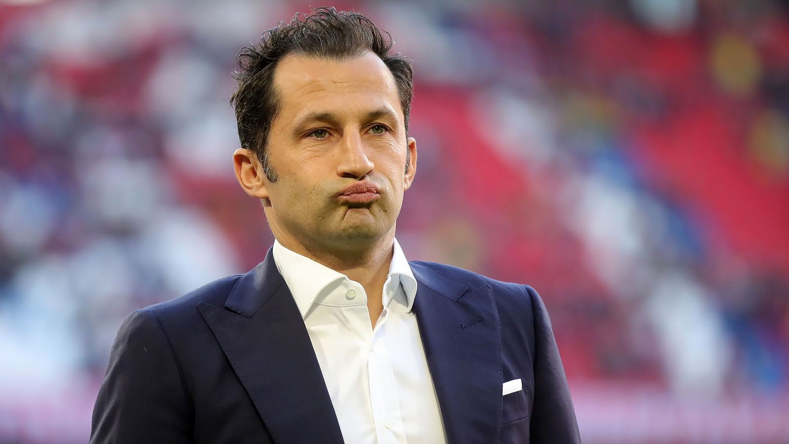 
                <strong>Bundesliga</strong><br>
                Bundesliga: 01. Juli bis 02. September 2019"Wir wollen einiges machen auf dem Transfermarkt, aber wir haben jetzt einige Monate Zeit, um daran zu arbeiten", sagte Bayerns Sportdirektor Hasan Salihamidzic gegenüber Omnisport mit Blick auf das am 01. Juli beginnende Transferfenster. "Wir müssen entspannt und geduldig bleiben, um dann zu sehen, was möglich ist." Sein BVB-Kollege Michael Zorc ist dennoch schon weiter - obwohl die bisherigen Wechsel erst Anfang Juli fix werden, könnte Bayerns Mats Hummels bereits Dortmunds vierte Neuverpflichtung werden.
              