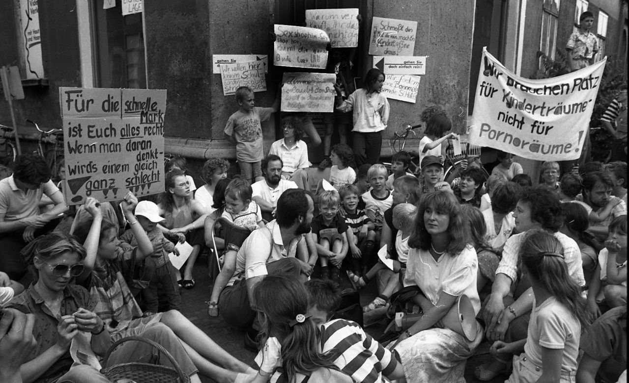 Die Wende bescherte der Bevölkerung ungewohnte Freizügigkeit. Leipziger Schüler:innen, Eltern und Lehrende protestierten im Juni 1990 gegen einen Porno-Shop in ihrem Schulviertel.