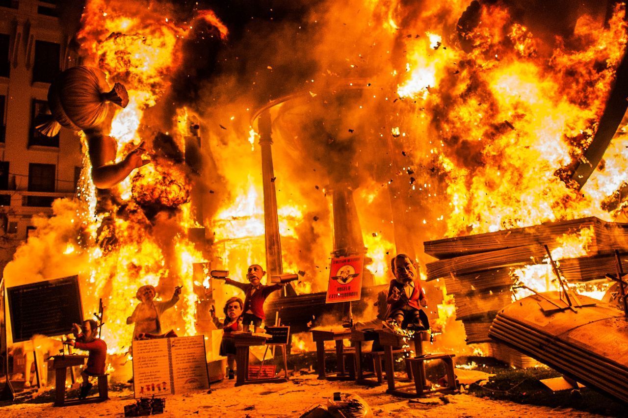 "Las Fallas" in Valencia: Tagelang stehen Meter hohe Figuren auf den Straßen - gefertigt von Künstlern. Beim großen Finale am 19. März werden sie mitten in der Stadt verbrannt. Feuerwehrmänner aus dem ganzen Land sind im Einsatz. Jeden Tag knallen Böller wie Pistolen-Schüsse in die Luft - abgerundet von einem riesigen Feuerwerk.