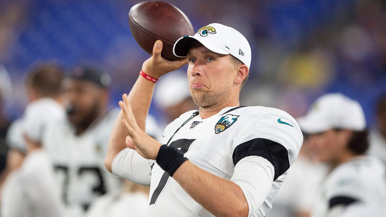 
                <strong>2019 - Jacksonville Jaguars und Nick Foles</strong><br>
                Ein Jahr nach Nick Foles' sensationellem Super-Bowl-Sieg mit den Philadelphia Eagles boten die Jacksonville Jaguars dem Quarterback 88 Millionen Dollar für vier Jahre. Der damals 30-Jährige schlug zu - wurde dem Vertrag aber nie gerecht. In seiner ersten und einzigen Saison machte er vier Spiele für die Jaguars, warf für miserable 736 Yards und drei Touchdowns, erhielt aber unfassbare 30,5 Millionen Dollar. Kein Wunder, dass er schon 2020 zu den Chicago Bears getradet wurde.
              