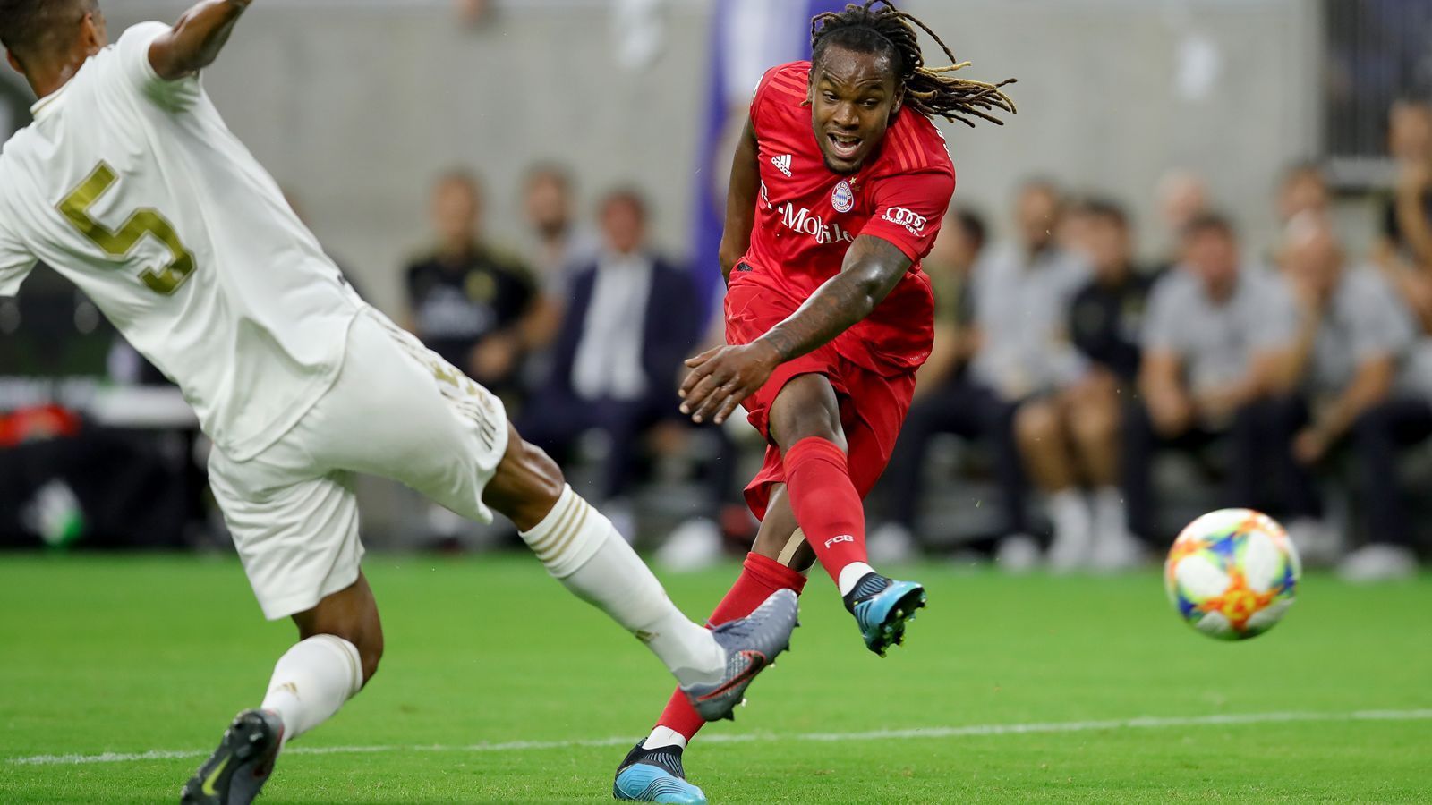 
                <strong>Renato Sanches</strong><br>
                Das Kapitel Renato Sanches beim FC Bayern schien eigentlich ebenfalls schon beendet. Zwar bekam er in der vergangenen Saison immer mal wieder Chancen, sich zu zeigen. Doch empfehlen konnte sich der Portugiese dabei kaum. Doch wie auch bei Boateng war die USA-Reise für Sanches ein Befreiungsschlag. Denn die Bayern-Bosse und Trainer Niko Kovac haben dem 21-Jährigen klargemacht, dass man in München weiter mit ihm plant. "Wir haben ihm gesagt, dass wir ihn gerne behalten möchten. Wir haben ihm die Argumente auf den Tisch gelegt", erklärte Kovac in Houston: "Renato hat das eingesehen und sieht seine Zukunft hier bei uns."
              