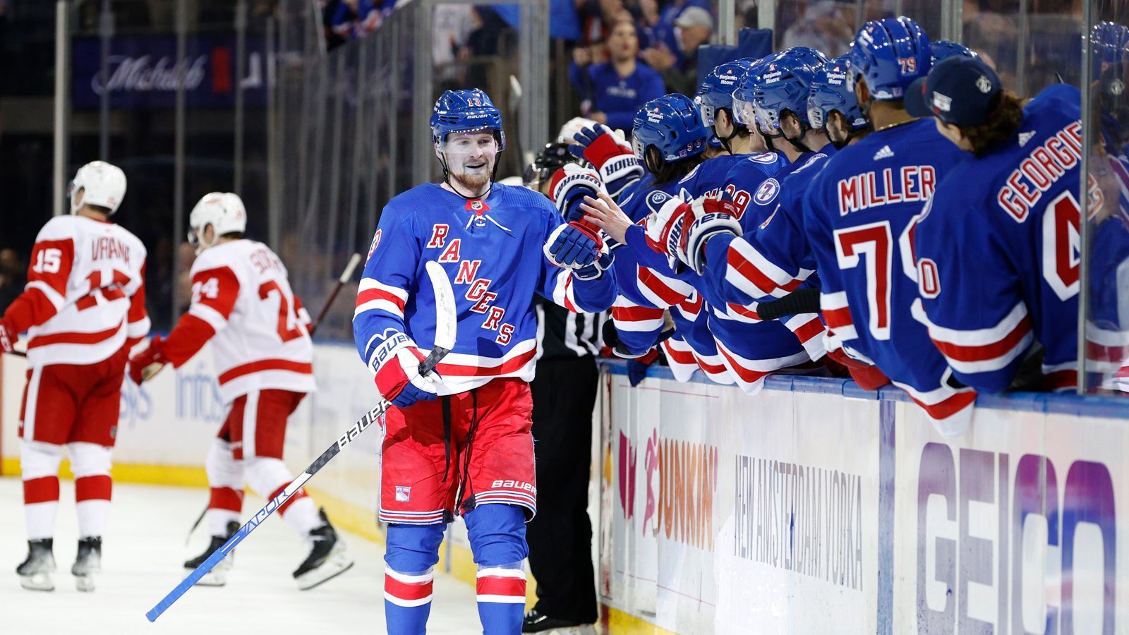 
                <strong>New York Rangers (Eastern Conference)</strong><br>
                &#x2022; Bilanz: 51-24-6<br>&#x2022; Punkte: 108<br>&#x2022; Top-Scorer: Artemi Panarin mit 96 Punkten<br>&#x2022; Erster Gegner: Pittsburgh Penguins<br>
              