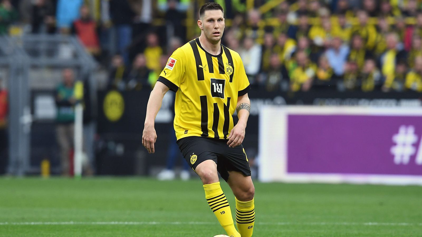 
                <strong>Niklas Süle</strong><br>
                Muss in der Defensive nur selten eingreifen, kann sich durch die Gladbacher Passivität immer wieder in das Spiel nach vorne einschalten. Versucht es dabei auch mal aus der Distanz. Insgesamt verlässlich, ist aber vor dem 2:4 und generell in der Schlussphase zu passiv. ran-Note: 3
              