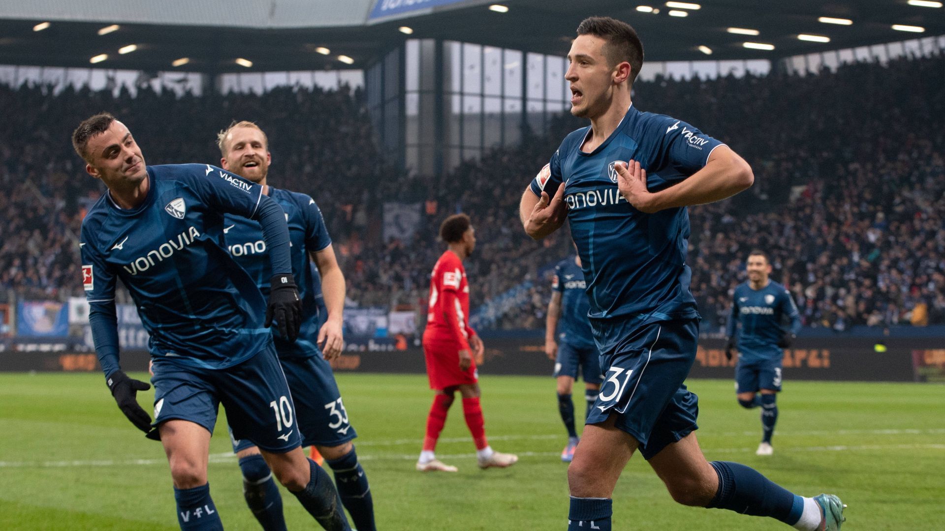 
                <strong>Gewinner: Keven Schlotterbeck (VfL Bochum)</strong><br>
                Erstes Spiel, erster Startelfeinsatz, erstes Tor. Besser hätte sich Keven Schlotterbeck seine Bundesliga-Premiere für den VfL Bochum nicht wünschen können. Verließ Freiburg Richtung Ruhrpott, um mehr Spielpraxis zu bekommen. Nicht nur wegen seines Führungstores zum 2:1 gegen Hertha sollte er die in Bochum auch in Zukunft bekommen.
              