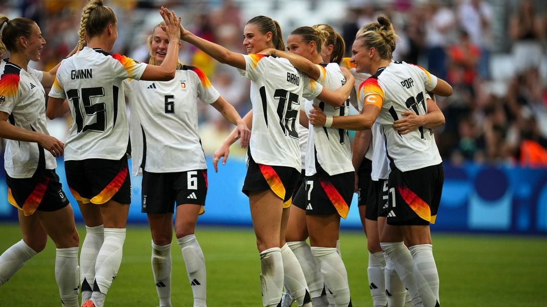 25. Juli 2024, Frankreich, Marseille: Deutschlands Spielerinnen bejubelt ihr erstes Tor.