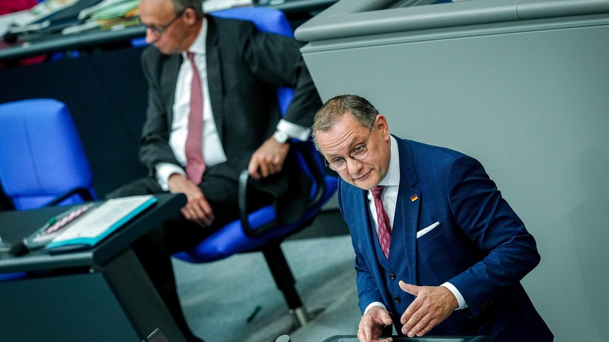 Im ZDF-Politbarometer liegt die AfD erstmals gleichauf mit den Unionsparteien.