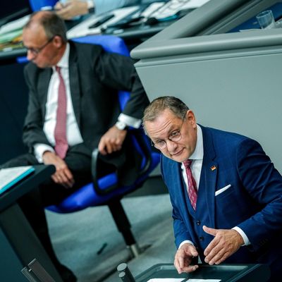 Im ZDF-Politbarometer liegt die AfD erstmals gleichauf mit den Unionsparteien.