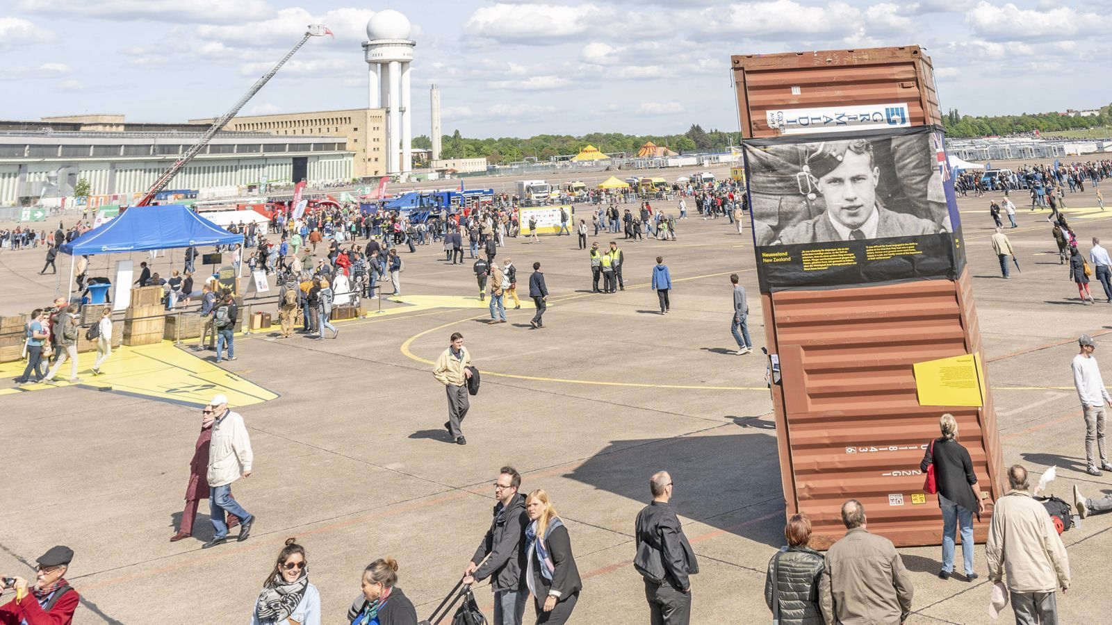 
                <strong>Die Ruhe vor dem Sturm</strong><br>
                Berlin gehört zu einem der spektakulären Stopps der ABB FIA Formula E Championship, die beispielsweise auch in Mexiko City, Rom, Hong Kong, Paris und New York gastiert. So wie hier sah der stillgelegte Flugplatz in Tempelhof am vergangenen Wochenende noch aus. Zuletzt fand hier das "Fest der Luftbrücke" rund um die Feierlichkeiten zum Ende der sowjetischen Blockade vor 70 Jahren statt. Ab dem 24. Mai quietschen auf derselben Fläche allerdings wieder die Reifen!
              