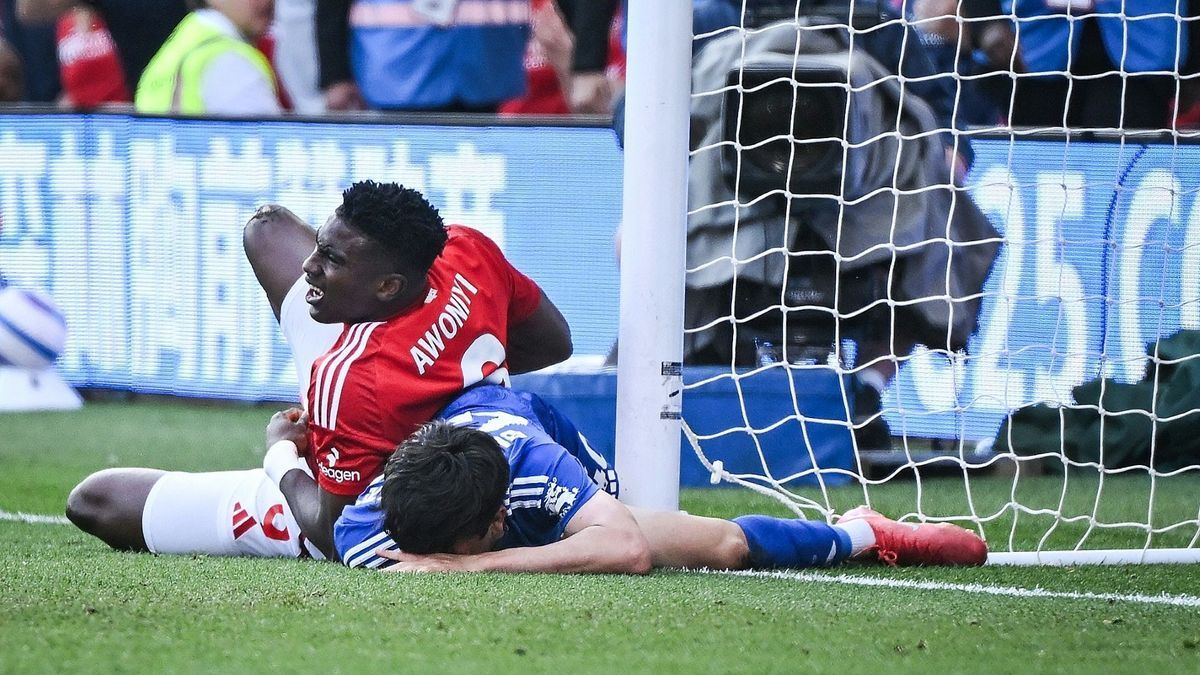 Awoniyi (l.) spielt seit 2022 in Nottingham