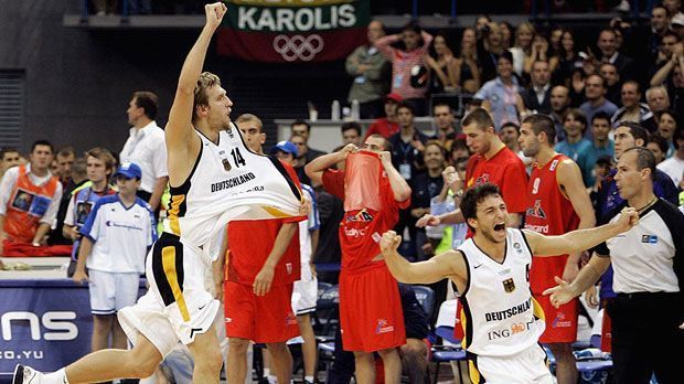 
                <strong>Dirk Nowitzkis Karriere: Vize-Europameister</strong><br>
                Dirk Nowitzki und Mithat Demirel bejubeln den Halbfinal-Sieg über Spanien bei der EM 2005. Mit der Nationalmannschaft gewann er bei besagtem Turnier die Silbermedaille und bei der WM 2002 Bronze.
              