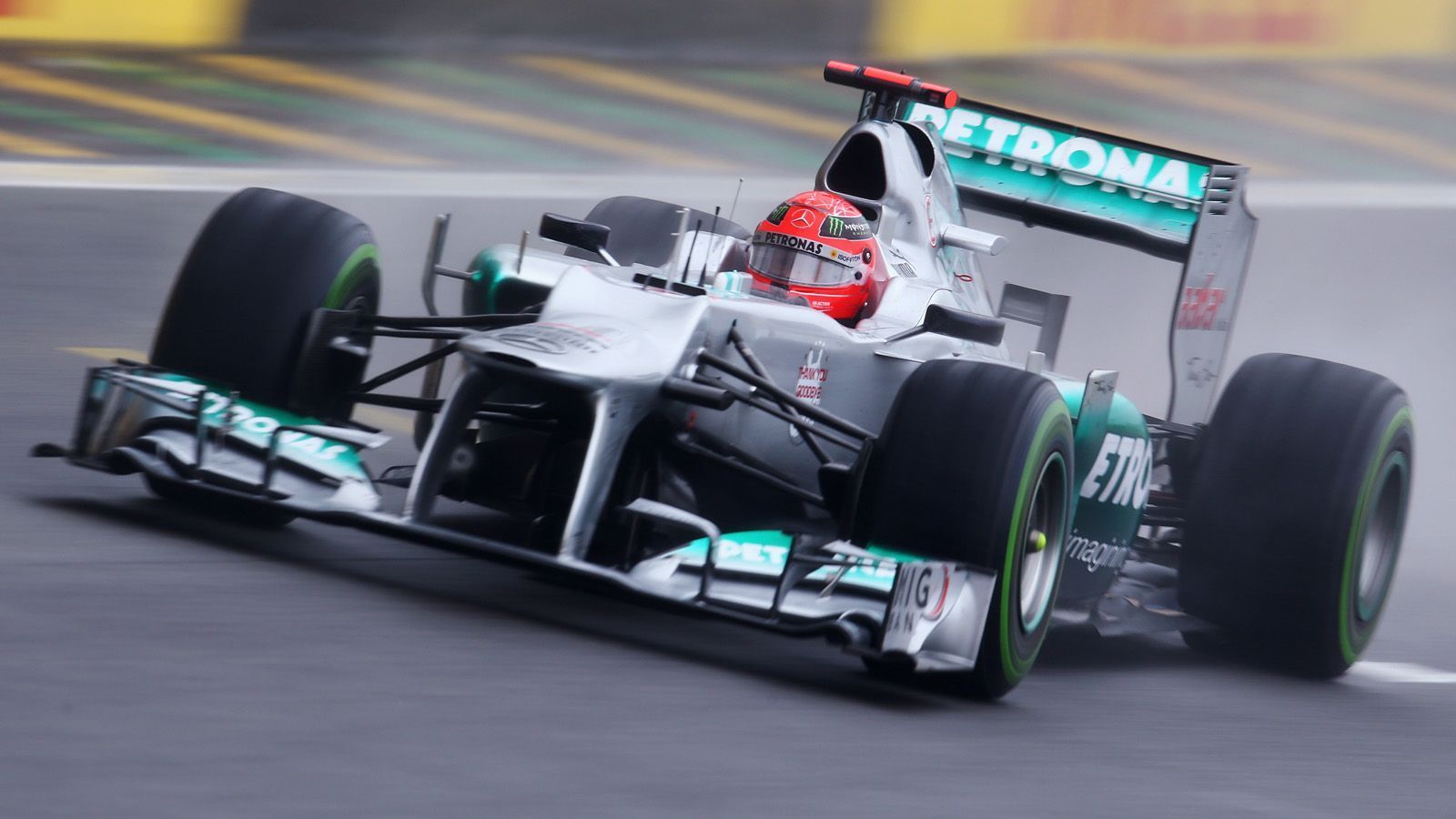 
                <strong>Letztes F1-Rennen 2012</strong><br>
                Am 25. November 2012 in Sao Paulo ging eine unvergleichbare Formel 1-Karriere zu Ende. Michael Schumacher fuhr sein letztes Rennen. Auf dem siebten Rang beim GP von Brasilien beendete er ein zweites Mal seine Zeit in der Königsklasse. Der für viele Fans beste Fahrer der Geschichte verließ die Motorsport-Bühne.
              