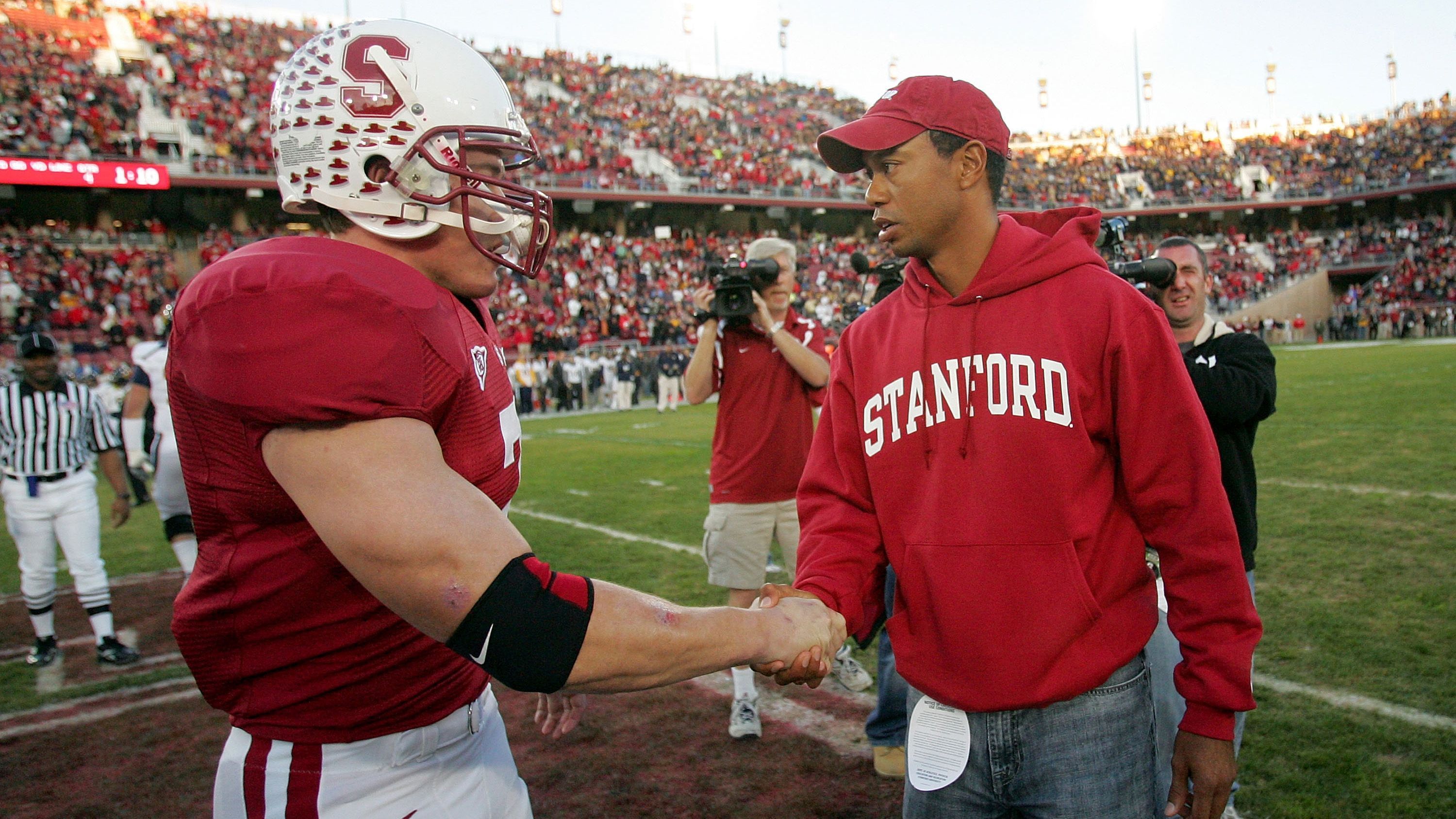 
                <strong>Tiger Woods (Stanford Cardinal)</strong><br>
                Schon im College dominierte Tiger Woods den Golfsport und vertrat dabei die Farben der Stanford Cardinal. Über die Jahre besuchte er hin und wieder die Footballspiele der Uni, durfte beim Spiel gegen California einst den Coin Toss machen. Im Fiesta Bowl 2012 wurde er vom Team zum Ehrenspielführer ernannt. 
              