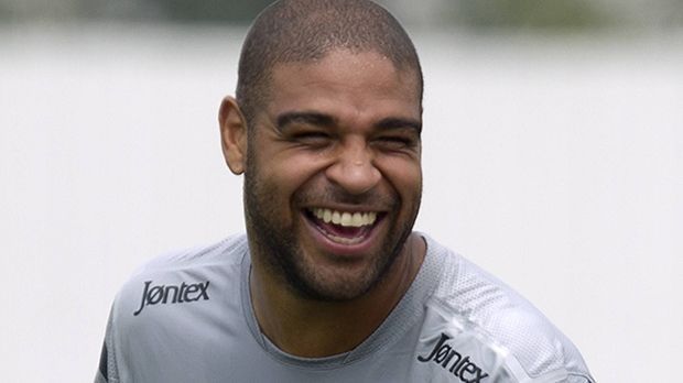 
                <strong>Adriano</strong><br>
                Adriano: Der ehemalige brasilianische Nationalstürmer hat einen neuen Klub gefunden - in der vierten US-amerikanischen Liga. Der 33-Jährige unterschrieb einen Vertrag bei Miami United, wie der Verein mitteilt und kauft angeblich auch 40 Prozent der Anteile am Amateurverein. Das berichten Medien in Brasilien. Sein letztes Spiel bestritt er vor fast zwei Jahren bei Atletico Paranense in der Heimat. 
              