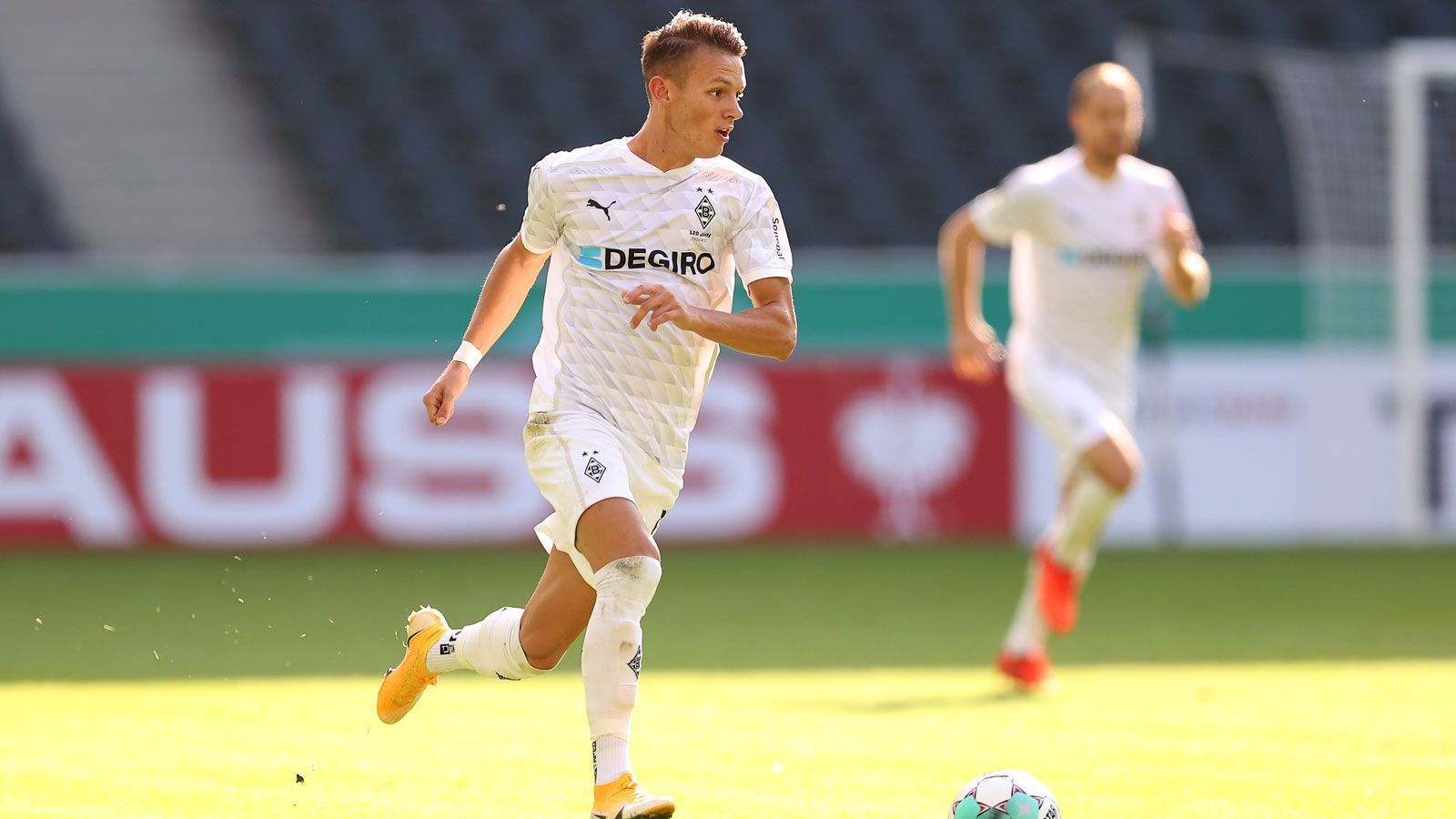 
                <strong>Hannes Wolf (Borussia Mönchengladbach)</strong><br>
                Im Sommer 2020 sicherte sich Borussia Mönchengladbach auf Leihbasis die Dienste von Hannes Wolf, der damit zu Marco Rose, seinem Förderer aus Salzburger Zeiten, zurückkehrte. Anfang Februar trat schließlich die vereinbarte Kaufpflicht von rund neun Millionen Euro in Kraft, wie Sportdirektor Max Eberl bestätigte. Für die "Fohlen" erzielte der offensive Mittelfeldspieler bislang zwei Treffer in 24 Bundesliga-Partien.
              