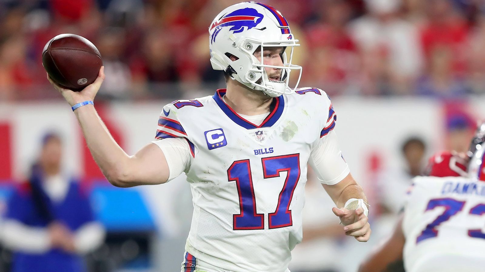
                <strong>Quarterback: Buffalo Bills</strong><br>
                Wenn ein Team auf seinen Backup-Quarterback zurückgreifen muss, ist das grundsätzlich nie gut. Die geringsten Probleme hätten beim Ausfall ihres Starters aber wohl die Buffalo Bills. Hinter Josh Allen (Bild) - einer der besten Spielmacher der Liga - steht mit Case Keenum ein erfahrener Ersatzmann parat, der die Minnesota Vikings 2017 bis ins NFC Championship führte und für das "Minneapolis Miracle" verantwortlich zeichnete.Honorable Mention: Kansas City Chiefs. Patrick Mahomes ist über jeden Zweifel erhaben, auf Backup Chad Henne ist auch in brenzligen Situationen Verlass, wie er 2020 im Divisional Game gegen die Cleveland Browns bewies.
              