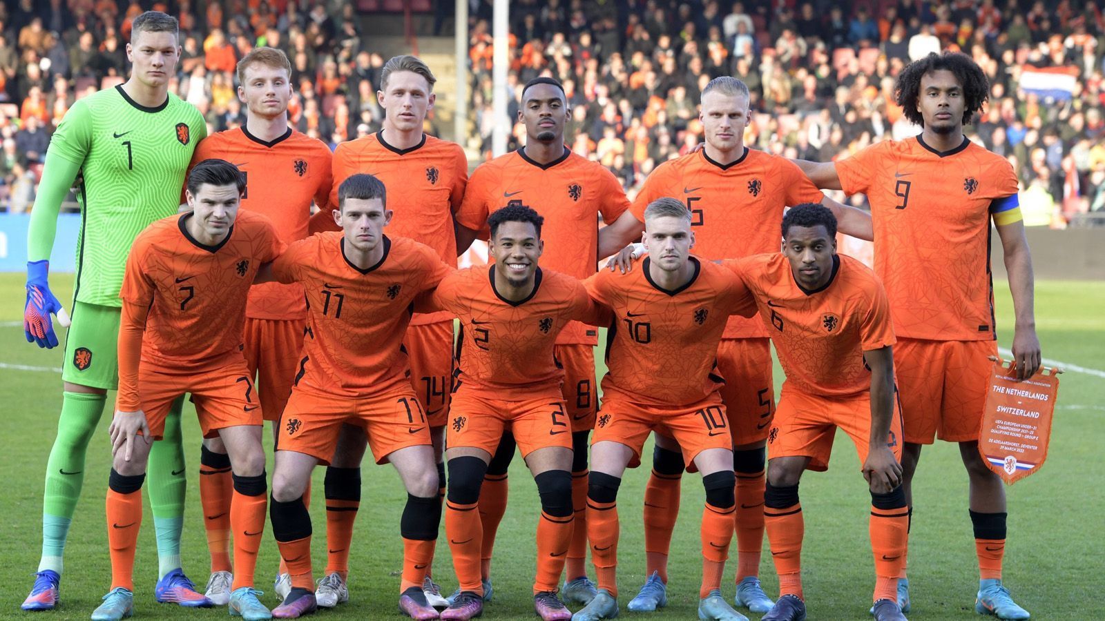 
                <strong>4. Niederlande</strong><br>
                Die Niederländer kommen mit einer Menge bekannter Namen zur EM und gehören auf jeden Fall zum engen Favoritenkreis. Untypischerweise spielt man ein 4-4-2-System, das aber in der Qualifikation gut funktioniert hat. Besonders die Bayern-Fans werden genau hinschauen, wie sich Ryan Gravenberch, der in der abgelaufenen Saison nicht überzeugen konnte, schlagen wird. Zum Auftakt gegen Belgien war noch etwas Sand im Getriebe. Schlüsselspieler: Verbruggen, Gravenberch, van de Ven.• <a href="https://www.ran.de/fussball/u21/live/ran-fussball-u21-europameisterschaft-2023-live-gruppe-a-b-portugal-gegen-niederlande-und-spanien-gegen-kroatien-live-auf-prosieben-maxx-und-im-kostenlosen-livestream" data-url-id="52808">U21-EM: Portugal vs. Niederlande - Sa. 17:45 Uhr live auf ProSieben MAXX und auf ran.de</a><br>
              