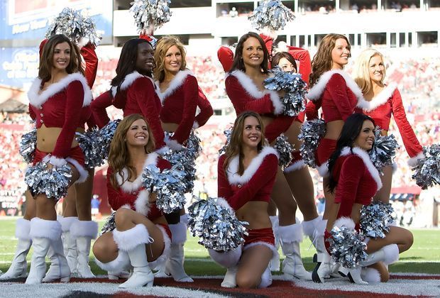 
                <strong>Tampa Bay Buccaneers</strong><br>
                In Tampa Bay tragen die Cheerleader der Buccaneers nur kurze Outfits. Ein Mäntelchen wäre im warmen Florida aber auch viel zu heiß.
              