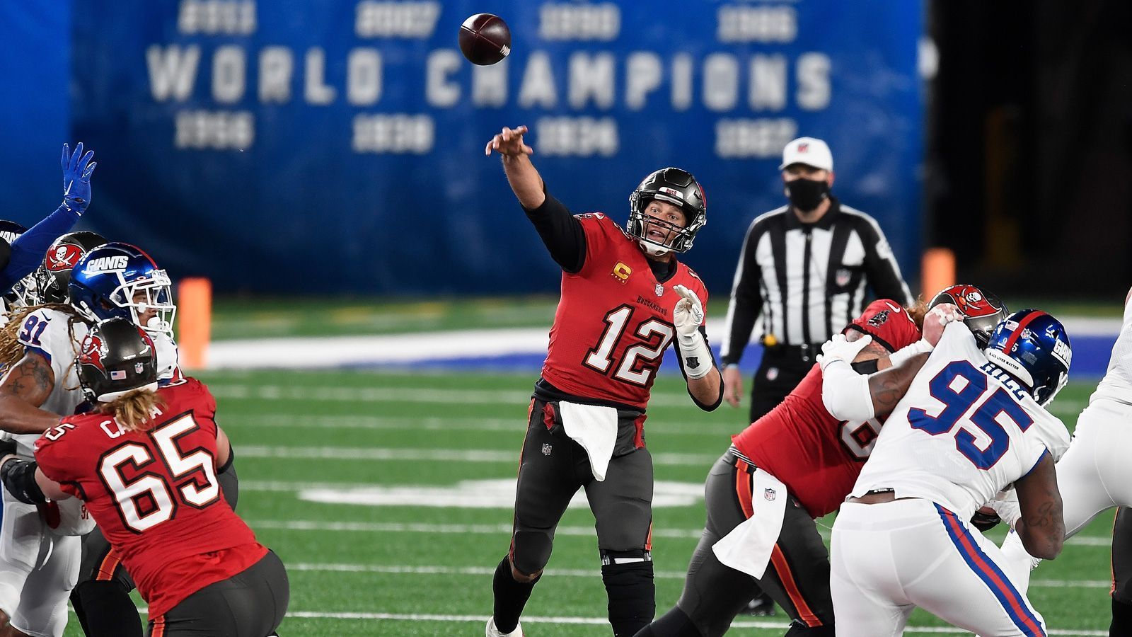 
                <strong>Die Touchdown-Leader</strong><br>
                Brady überholte Brees während der laufenden Saison bei den Touchdown-Pässen und führt diese Statistik mit 581 vor seinem Kontrahenten mit 571 an. Allerdings verpasste der Playmaker der Saints auch vier Saisonspiele wegen Rippenbrüchen. Auch auf den weiteren Plätzen folgen echte Legenden: Peyton Manning (539), Brett Favre (508), Philip Rivers (421), Dan Marino (420), Aaron Rodgers (412) und Ben Roehtlisberger (396).
              